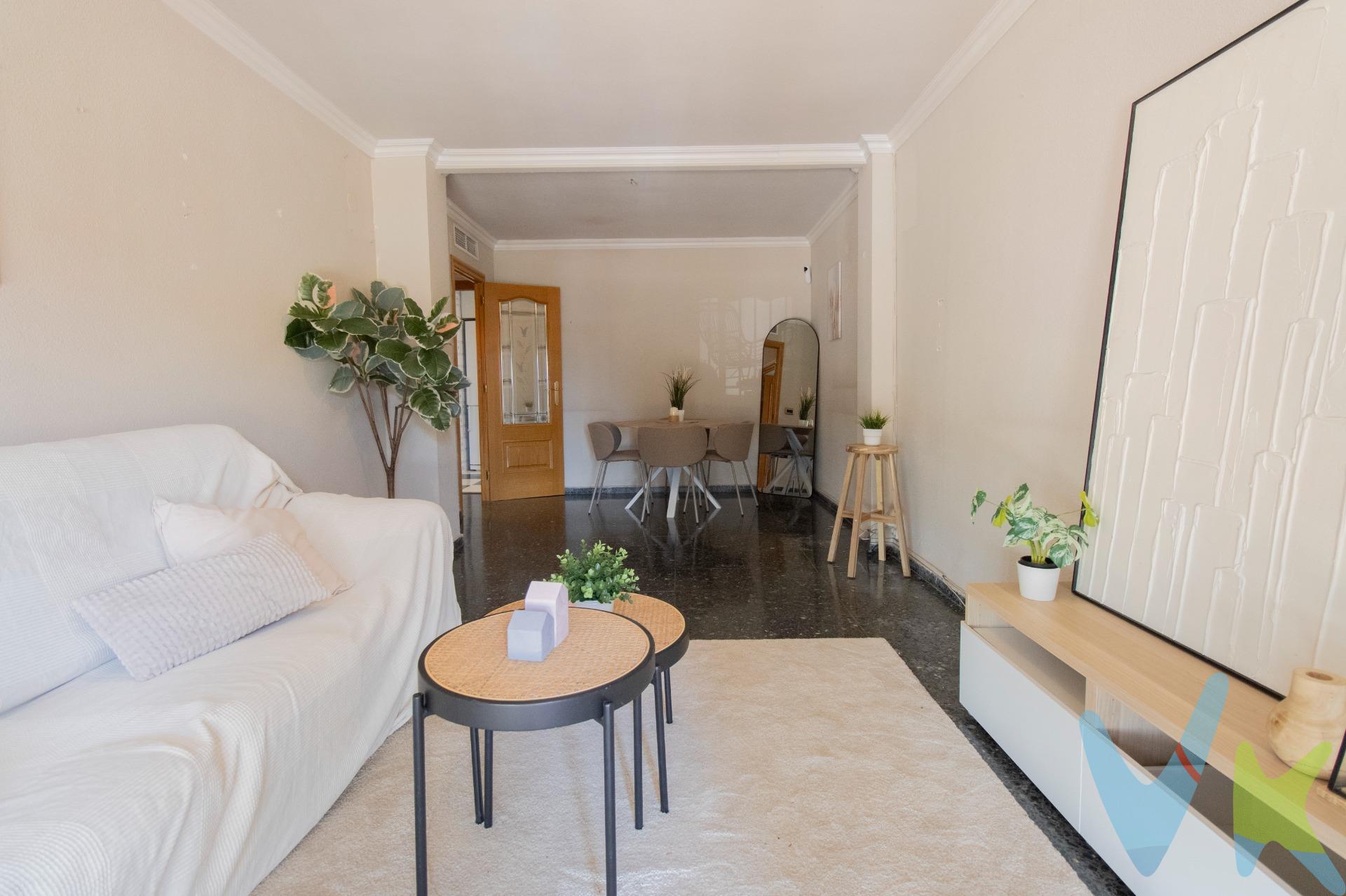 Se vende magnífico piso en Silla, ideal para familias que buscan espacio, comodidad y una excelente conexión con Valencia. La vivienda cuenta con 4 amplias habitaciones, 1 baño completo y 1 aseo, ofreciendo una distribución práctica y funcional para el día a día. Dispone de un excelente balcón, perfecto para disfrutar del aire libre, relajarse o crear una agradable zona de descanso. Gracias a su amplitud y distribución, la vivienda ofrece múltiples posibilidades de adaptación a las necesidades de cada familia. Ubicado en una zona tranquila y bien comunicada, con todos los servicios necesarios a su alcance: supermercados, colegios, transporte público, centros de salud y zonas de ocio. Además, se encuentra a tan solo 30 minutos del centro de Valencia, lo que permite disfrutar de la tranquilidad de Silla sin renunciar a la cercanía de la ciudad. Una excelente oportunidad para adquirir una vivienda espaciosa en una ubicación estratégica. Si usted es agente inmobiliario y tiene un cliente para este inmueble, llámenos: estaremos encantados de colaborar. El precio ofertado no incluye los gastos de la compraventa, impuestos, ni honorarios de la agencia inmobiliaria. El anuncio no tiene carácter vinculante y puede contener algún error. Si estás interesado en realizar una visita no dudes en ponerte en contacto con nosotros, estaremos encantados de atenderte!