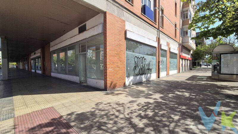 Uno de los mejores locales comerciales de la Txantrea. Con una visibilidad extraordinaria. 
En plena  Avenida Villava, eje  comercial central del barrio por donde discurre una buena parte del tráfico de la parte norte de la capital. Además de líneas de autobús . 
El enclave no puede ser más estratégico. Junto a la  biblioteca, en la parte más despejada de la avenida.
Es un local rectangular y regular, prácticamente diáfano, de esquina  y con 25 metros lineales de escaparate acristalado. 
Sin duda una ubicación muy valiosa para cualquier negocio que necesite de una buena ubicación y mucha visibilidad.
También es una inversión muy adecuada sin las limitaciones y problemas del sector residencial. 
Llama infórmate y pide tu visita. 