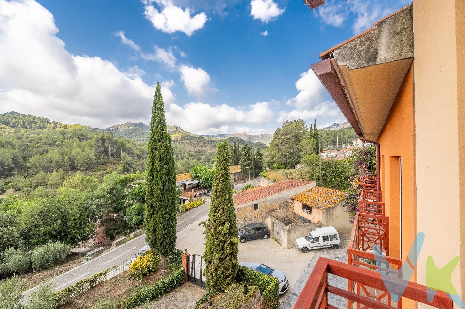 LUZ, TRANQUILIDAD Y NATURALEZA son las tres palabras que definen a esta magnífica casa. Un lugar donde los grandes espacios, cuidadosamente separados, permiten que la vida fluya con serenidad. Al cruzar la puerta de entrada de la vivienda nos recibe un amplio garaje de 58 m² con trastero. Este espacio versátil puede transformarse tanto en una zona de ocio para los más pequeños como en un cómodo aparcamiento para dos coches grandes. En la primera planta, nos encontramos las áreas comunes de la vivienda. Una cocina office independiente y completamente equipada, con acceso a un acogedor patio exterior, perfecto para disfrutar de una barbacoa en familia o con amigos. Además, un baño completo con plato de ducha y un espacioso salón, donde es fácil distinguir entre la zona de comedor y la de descanso. Los grandes ventanales inundan este espacio de luz natural y ofrecen vistas que te harán olvidar el estrés diario. La planta superior alberga la zona privada, compuesta por tres habitaciones, dos de ellas dobles, y otro baño completo con bañera. Esta casa es el escenario perfecto para crear tus futuros recuerdos en familia, disfrutando del azul del cielo desde el interior y dejándote envolver por la luz natural gracias a su excelente orientación. ¡Ven a visitarla, te sorprenderá!