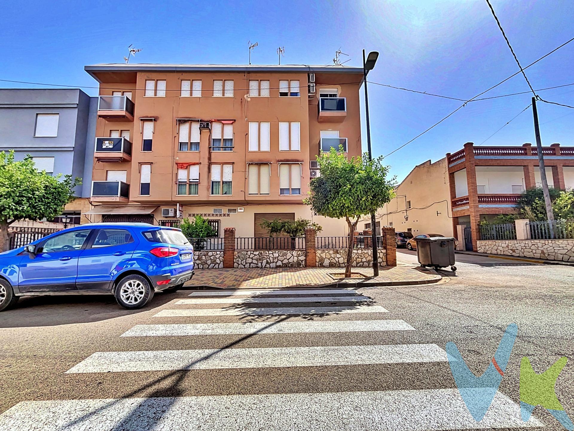 Estupendo y soleado piso orientado al oeste, ubicado en un edificio de viviendas de tres plantas y construido en 1981. El edificio dispone de un zaguán de entrada revestido en mármol y amplia escalera que da acceso a dos viviendas por planta. La vivienda tiene una superficie construida de 103 m2, está situada en la tercera planta lo que le proporciona buena iluminación, intimidad y unas vistas despejadas sobre la avenida Constitución. La vivienda dispone de una distribución impecable acorde a un estilo moderno de vida, se distribuye en un recibidor con armario empotrado, un amplio salón comedor, cocina con galería y despensa, tres dormitorios dobles, uno de ellos con armario empotrado, un baño y un aseo. Para mas detalle vista el Tour 3D y el vídeo. El piso se encuentra en buen estado de mantenimiento, pintado recientemente, toda la viviendas dispone de tomas eléctricas renovadas y luces LED, calentador eléctrico nuevo, campana decorativa en la cocina, radiadores eléctricos portátiles en las habitaciones e instalación de fibra para internet. Ubicada en una de las mejores zonas del municipio, finca en chaflán en la Av Constitución con la calle Poeta Valeriano Bellver Costa, buena comunidad de propietarios, zona tranquila y cerca del supermercado Consum, si buscas vivir en una vivienda práctica, luminosa y espaciosa esta es tu oportunidad para hacer de este moderno piso tu nuevo hogar. ¡Ven a visitarlo!. . La descripción del presente inmueble e imágenes tienen mero carácter informativo y en ningún caso carácter contractual, pudiendo ser modificados por la inmobiliaria comercializadora sin que ello implique responsabilidad alguna frente a terceros. En el precio de venta a público, esta propiedad NO incluye los gastos de adquisición (Notario, registro, gestión, honorarios, etc…). 