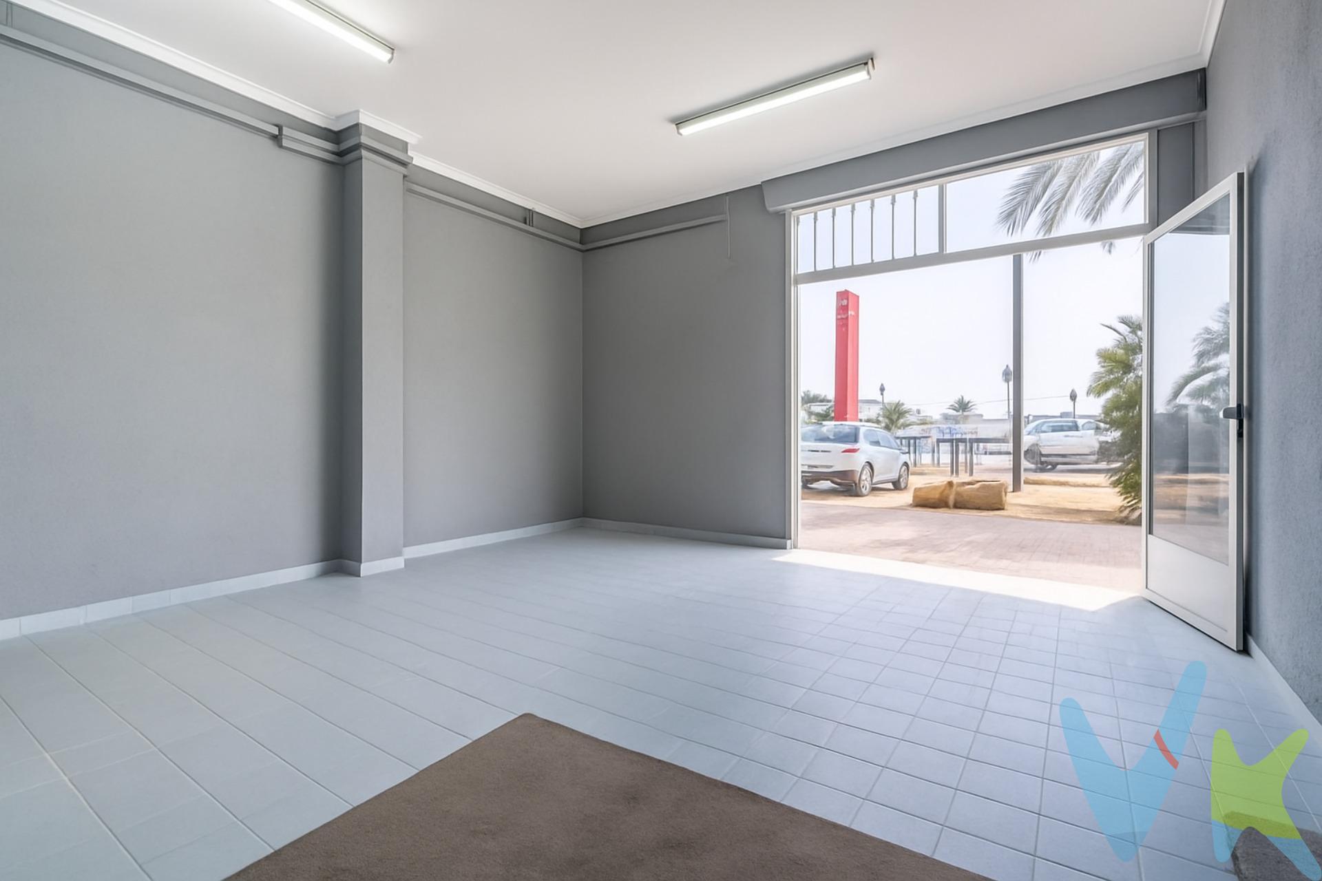 Situado a pie de calle en la emblemática Avenida País Valencia, este local ofrece una proyección inmejorable para cualquier tipo de negocio. Enclavado en una zona urbana de gran tránsito, frente a una avenida arbolada con fácil aparcamiento y buena visibilidad desde la calzada, su fachada acristalada maximiza la luz natural y el impacto visual del escaparate. Ideal para atraer tanto al público local como al paso de turistas. Entrada sin escalones y con puerta amplia, apto para movilidad reducida y facilidad de carga y descarga justo en la puerta. Conexión directa a la V-23 y AP-7, en menos de 10 minutos en coche. A 25 minutos de Valencia capital. A pocos pasos del local se encuentran:. - La Estación de Sagunto (10 min a pie), lo que facilita el acceso a clientes y empleados desde Valencia capital. - Paradas de autobuses urbanos e interurbanos. - Colegios, farmacias, supermercados (Consum, Charter), panaderías y bancos. Alta densidad residencial y de oficinas, lo que garantiza flujo constante de potenciales clientes. Características del local:. -Superficie útil: 40 m² (según Registro de la Propiedad). -Construcción total: 49 m² construidos. -Distribución diáfana: Perfecta para adaptarse a múltiples usos. -Iluminación LED y ventilación natural: Ideal para actividades comerciales, sanitarias, tecnológicas o creativas. -Finca urbana consolidada: Con división horizontal y sin cargas actuales. Las imágenes del anuncio incluyen renderizaciones que muestran el espacio vacío, pensadas para ayudarte a visualizar su potencial real. Posibilidades de negocio:. Gracias a su distribución y localización, este espacio es perfecto para:. -Tienda de moda, calzado o complementos. -Cafetería con productos locales o healthy food (posibilidad de terraza). -Centro de estética, uñas, barbería o bienestar. -Estudio dearquitectura, interiorismo, coworking o consultoría. -Tienda gourmet, productos ecológicos o vinoteca. -Agencia inmobiliaria o de seguros. ¿Estás listo para invertir en una ubicación que lo tiene todo?. Este local representa una oportunidad única para emprender o expandir tu negocio en una de las zonas con mayor dinamismo comercial de Sagunto. Perfecto tanto para quien busca visibilidad como para quien necesita funcionalidad y buen acceso. Contacta con nosotros y programa tu visita. ¡Ven a descubrir todo el potencial que tiene este espacio para ti!. ........................................ Por mandato expreso del propietario, comercializamos este inmueble en exclusiva, lo que le garantiza el acceso a toda la información, a un servicio de calidad, un trato fácil, sencillo y sin interferencias de terceros. Por este motivo, se ruega no molestar al propietario, a los ocupantes de la propiedad o a los vecinos. Muchas gracias por su comprensión. Si usted es agente inmobiliario y tiene un cliente para este inmueble, llámenos: estaremos encantados de colaborar. 