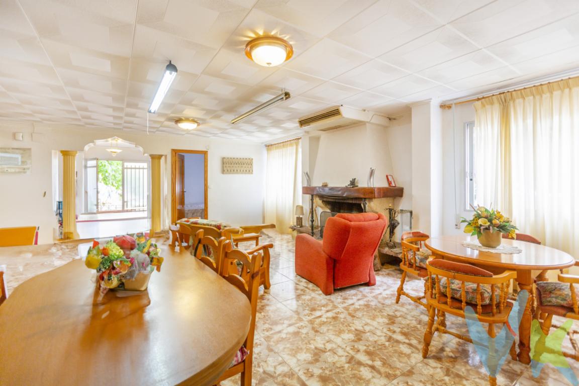 Se venden dos chalets independientes en la encantadora localidad de Palma de Gandía. Estas propiedades, construidas en el año 1980, ofrecen el espacio y las comodidades que siempre ha deseado. Con un total de 354 metros construidos, distribuidos en amplias y luminosas estancias, estos chalets son ideales tanto para grandes familias como para aquellos que buscan un hogar espacioso y acogedor.Cada chalet cuenta con su propio diseño y distribución, sumando un total de siete habitaciones, perfectas para acomodar a toda la familia y recibir a invitados con total comodidad. Cada habitación está diseñada para aprovechar al máximo la luz natural y proporcionar un ambiente tranquilo y relajante. Además, los espacios amplios permiten una gran versatilidad en su uso, pudiendo adaptar alguna habitación como oficina, sala de juegos o gimnasio, según sus necesidades personales.Las propiedades incluyen una parcela lo suficientemente amplia como para aparcar varios coches, proporcionándole la tranquilidad de tener un espacio seguro y protegido para estacionar sus vehículos. Adicionalmente, un amplio trastero le permitirá guardar todo aquello que no desea tener a la vista, manteniendo el orden y la organización del hogar.  Dispone de cuadra para caballos.El exterior de las viviendas también es atractivo. Podrá disfrutar de una piscina privada, ideal para relajarse y refrescarse durante los calurosos días de verano. Además, las propiedades están rodeadas de una agradable zona ajardinada, un espacio verde que invita al descanso y al disfrute de la naturaleza sin salir de casa. Al compartir el terreno y la piscina, estas propiedades son perfectas para familias que desean estar cerca pero mantener su independencia.Uno de los chalets se encuentra completamente amueblado, incluyendo electrodomésticos, lo que facilita su mudanza y le permitirá instalarse desde el primer día sin preocupaciones. El otro chalet está sin amueblar y sin electrodomésticos, ofreciéndole la oportunidad de decorarlo y equiparlo a su gusto personal. Cada detalle en ambos chalets ha sido cuidadosamente seleccionado para garantizar una experiencia de vida cómoda y funcional.Ubicados en Palma de Gandía, estos chalets le ofrecen la oportunidad de vivir en un entorno tranquilo y apacible, sin renunciar a las comodidades y servicios que proporciona su cercanía a grandes ciudades. La zona es conocida por su encanto y autenticidad, siendo un lugar ideal para quienes buscan escapar del bullicio urbano sin alejarse demasiado.Esta oportunidad en el mercado no debe dejarse pasar. Visitar estos chalets es apreciar la amplitud de sus espacios, la comodidad de sus instalaciones y el encanto de su entorno. No dude en contactarnos para concertar una visita. Estamos convencidos de que una vez cruce la puerta de estas viviendas, sabrá que ha encontrado el hogar de sus sueños.Para más información, no dude en ponerse en contacto con nosotros. Estaremos encantados de proporcionarle todos los detalles necesarios y coordinar una visita en el horario que más le convenga.Permítase descubrir las características de estos chalets y déjese seducir por el encanto de Palma de Gandía. ¡Esperamos su visita! ____________________________   Por encargo directo del propietario, gestionamos la venta de este inmueble en exclusiva, lo que le garantiza un servicio de calidad, información transparente y un proceso ágil, sin intermediaciones innecesarias. Por respeto a la privacidad del propietario, los ocupantes y los vecinos, solicitamos no contactarles directamente. Agradecemos su comprensión.Si usted es un profesional inmobiliario y tiene un cliente interesado en esta propiedad, no dude en llamarnos. Estaremos encantados de colaborar. 