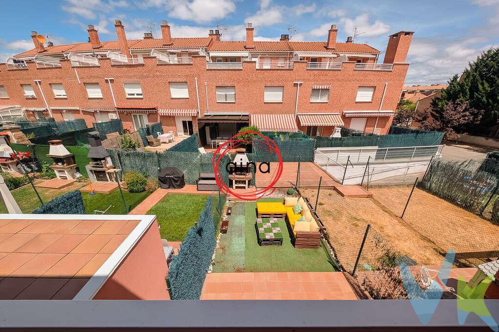 Hay hogares que ofrecen espacio… y otros que además regalan calidad de vida. Este chalet es uno de ellos.
Ubicado en una tranquila y consolidada zona residencial de Zizur Mayor, este magnífico chalet adosado de cuatro plantas destaca por contar con una zona de jardín privado con sol desde primera hora de la mañana y hasta última hora de la tarde, con 218 m2 construidos y 171 m2 útiles, su excelente distribución y por ofrecer el equilibrio perfecto entre espacios interiores y exteriores para disfrutar en familia.
Desde el primer momento, la vivienda transmite una agradable sensación de hogar. Cada planta ha sido diseñada para aprovechar al máximo el espacio, creando estancias amplias, luminosas y muy funcionales.
En la planta baja encontramos un práctico aseo de cortesía, una amplia cocina independiente de 12,50 m², completamente equipada y con espacio para el día a día, y un espectacular salón-comedor de casi 30 m², una estancia muy luminosa con salida directa a la terraza y al jardín privado que cuenta con barbacoa.
El jardín, con orientación este-oeste, es uno de los grandes protagonistas de la vivienda, permitiendo disfrutar del sol tanto por la mañana como por la tarde. Un espacio perfecto para relajarse, organizar comidas al aire libre o disfrutar con los más pequeños de la casa.
La primera planta alberga la zona de descanso, compuesta por un distribuidor, un baño completo y dos amplios dormitorios de 17,55 m² y 15,85 m², este último con acceso a un acogedor balcón, ideal para disfrutar de un momento de tranquilidad.
La última planta sorprende con un fantástico dormitorio abuhardillado de 25 m², un espacio lleno de posibilidades que puede convertirse en una magnífica suite principal, zona de trabajo o sala de ocio. Además, dispone de una espectacular terraza privada de 14 m², orientada al sureste, donde disfrutar del sol desde primera hora del día.
En el sótano encontramos un amplio garaje de 48 m², con capacidad para varios vehículos y una práctica zona equipada con una pequeña cocina, perfecta para acondicionar un acogedor txoko y convertirlo en el lugar ideal para reuniones familiares y con amigos.
Una ubicación para disfrutar del día a día
La vivienda se encuentra en una de las zonas residenciales más demandadas de Zizur Mayor, un entorno tranquilo y familiar con todos los servicios a escasos minutos a pie: colegios, instituto, supermercados, polideportivo, piscinas, farmacias, zonas verdes y excelentes comunicaciones con Pamplona.
Una vivienda pensada para quienes buscan amplitud, comodidad, espacios exteriores y una ubicación privilegiada, sin renunciar a la tranquilidad de vivir en un entorno residencial consolidado.
Si buscas un chalet donde cada estancia tenga su propio protagonismo, con un gran jardín, varias terrazas, un amplio garaje y el espacio que tu familia necesita, esta puede ser la oportunidad que estabas esperando.

INFORMACIÓN LEGAL A TENER EN CUENTA
ℹ️ Los datos, superficies y planos reflejados tienen carácter orientativo y meramente informativo, sin valor contractual.
El precio de venta no incluye impuestos ni gastos derivados de la transmisión.
La compra de la vivienda conlleva, entre otros, los siguientes gastos para la parte compradora:


6% Impuesto sobre Transmisiones Patrimoniales (ITP), según la normativa vigente y las circunstancias fiscales del comprador.


+- 1,5% Gastos de Notaría y Registro.


Gastos financieros en caso de financiación mediante préstamo hipotecario.


Los honorarios de intermediación inmobiliaria son asumidos íntegramente por la parte vendedora.
¡El comprador no paga honorarios de agencia!