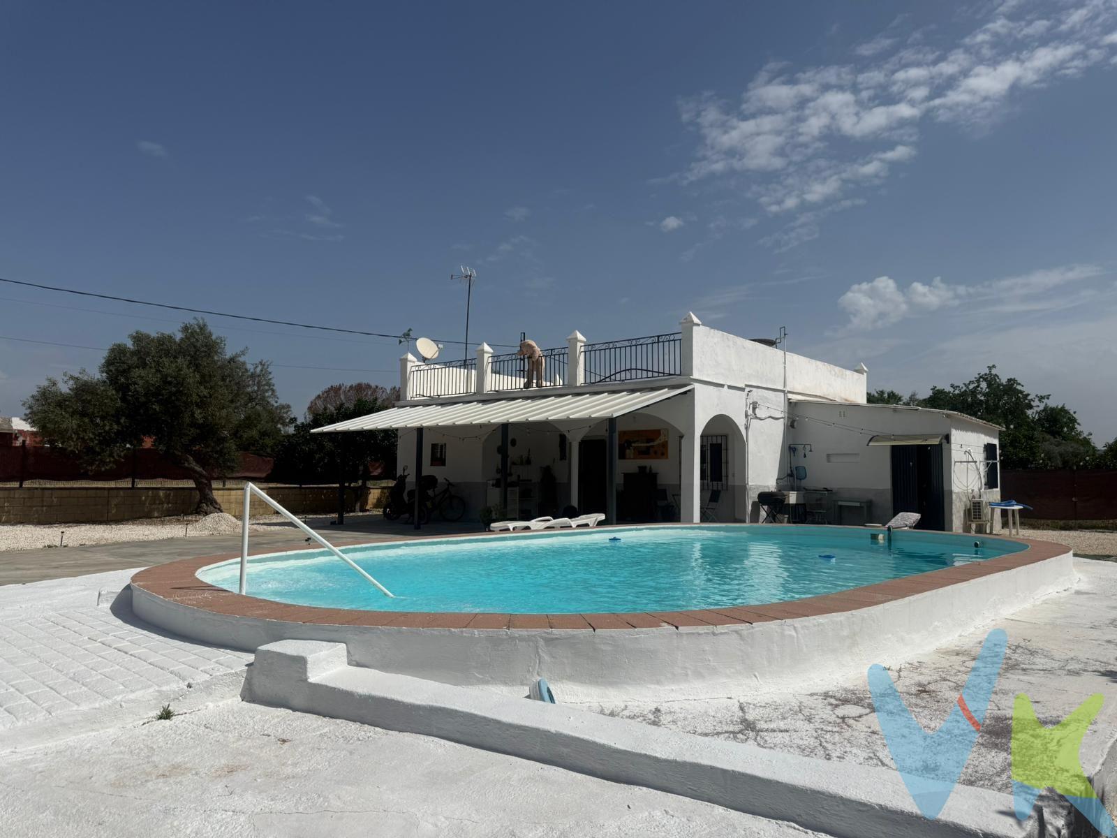 PRECIO VENTA [250.000 + GASTOS] €. Chalet Hipotecable en Urbanización Casacerros, Utrera. Si buscas tranquilidad y una vivienda lista para entrar a vivir, esta propiedad reformada de 811 m² de parcela es la opción ideal. El inmueble destaca por su confort y funcionalidad, combinando una excelente distribución con amplias zonas de ocio. Detalles de la Propiedad. Vivienda Principal (97 m²): Distribuida en una sola planta, cuenta con salón-comedor, cocina amueblada, baño con ducha, 3 dormitorios con aire acondicionado y una habitación destinada a vestidor. Incluye ventanas de doble acristalamiento, mosquiteras y rejas. Construcciones Adicionales: Dispone de un apartamento anexo de 21 m² con baño propio y termo independiente, además de un módulo exterior con baño adicional. La superficie total construida es de 160 m². Exteriores y Equipamiento. El exterior está diseñado para el disfrute total durante todo el año:. Piscina de 42 m² con depuradora y zona de barbacoa. Suministros y Seguridad: Pozo propio, descalcificador, puerta automática y sistema de alarma. Espacios Extra: Porche de obra, porche metálico y una amplia azotea transitable. Ubicación y Ventajas. Ubicada estratégicamente con fácil acceso a la A-376, a pocos minutos de Utrera y Sevilla. Es una oportunidad única por su amplitud, independencia y, sobre todo, por su condición de vivienda hipotecable. En cumplimiento de las obligaciones de información previstas en la Ley 10/2025, de 28 de diciembre, de servicios de atención a la clientela y transparencia, así como en la normativa sectorial vigente, se hace constar que el precio indicado no incluye los gastos e impuestos inherentes a la adquisición, los cuales se desglosan a continuación:. * Impuesto sobre Transmisiones Patrimoniales (ITP): se aplicará el tipo impositivo vigente en la Comunidad Autónoma de Andalucía (generalmente el 7% (17.500 €), sin perjuicio de tipos reducidos del 3,5%, 1,2% o 1% aplicables según las circunstancias personales del comprador o las características del inmueble). El impuesto se devenga sobre el Valor de Referencia de Catastro o el precio de venta, aquel que resulte superior. * Gastos de Notaría: Los honorarios notariales se calcularán conforme al arancel oficial regulado en el Anexo I, del Real Decreto 1426/1989, de 17 de noviembre, por el que se aprueba el arancel Notarial. * Gastos de Registro: La inscripción en el Registro de la Propiedad se facturará según el arancel oficial establecido en el ANEXO I, del Real Decreto 1427/1989, de 17 de noviembre, por el que se aprueba el arancel Notarial. * Gastos de Gestión (Gestoría): Los honorarios por la tramitación administrativa, liquidación de impuestos e inscripción registral ascienden a [545,00€] aproximadamente (IVA incluido). * Honorarios Agencia del Vendedor: incluidos en el PVP. * Honorarios Agencia del comprador: Se informa que existen honorarios profesionales a cargo del adquirente, en aquellos casos, en que se hubieran contratado servicios de encargo de compra. La agencia prestará los servicios de información, asesoramiento y acompañamiento previstos en el Encargo de Servicios y en el D.I.A. Si solicita servicios adicionales o personalizados, sus honorarios serán informados previamente, de forma individualizada y por escrito, conforme a la libertad de pactos y a la normativa vigente. NO VINCULADOS AL PRECIO DE COMPRA. Para una información exhaustiva sobre el funcionamiento, tipos impositivos y bonificaciones del ITP en Andalucía, puede consultar el portal oficial de la Agencia Tributaria de la Junta de Andalucía en el siguiente enlace:. Documento D.I.A. a disposición del consumidor según Decreto 218/2005 Junta de Andalucía. 