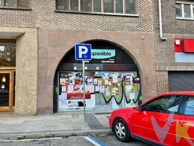 PRECIO MINIMO SUBASTA HASTA EL 28/01/26 Presentamos un excelente local comercial ubicado en la zona de Azpilagaña, muy cerca del centro de salud y pegado al supermercado Eroski. Este espacio cuenta con una superficie total construida de 222 m² , lo que permite múltiples posibilidades para diferentes tipos de negocios. El inmueble se encuentra en buen estado general y está orientado al oeste, proporcionando luz natural durante gran parte del día. Dispone además de un baño completo adaptado a las normativas vigentes. Su ubicación estratégica facilita el acceso tanto peatonal como vehicular, convirtiéndolo en una opción ideal para emprendedores o inversores interesados en establecer su actividad empresarial o diversificar su portafolio inmobiliario. No pierda esta oportunidad única. (datos meramente informativos, sin carácter contractual. Gastos e impuestos no incluidos)