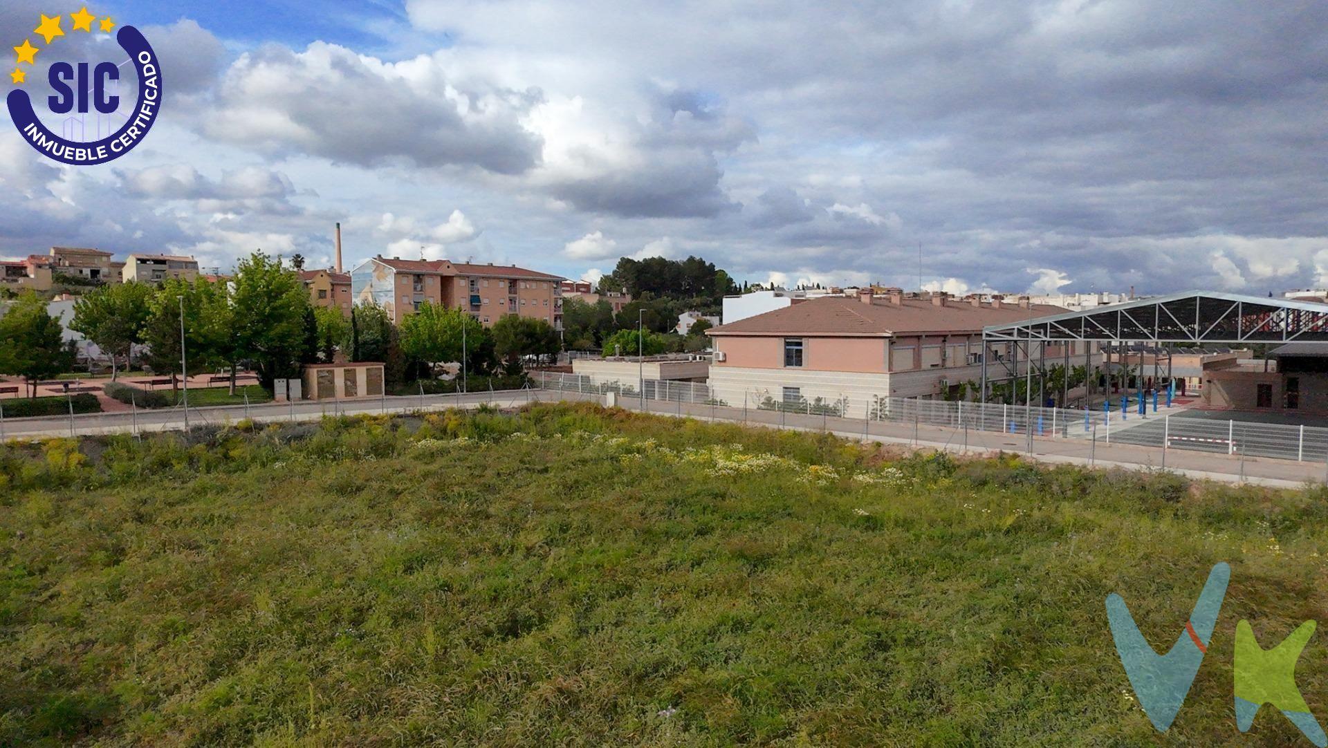 Se ofrece en venta una isla de suelo urbano consolidado en el sector residencial AIS-TR-4 (Terrer Roig), ideal para el desarrollo de hasta 8 viviendas unifamiliares aisladas con jardín propio. Con una superficie de 4.912 m², esta parcela representa una de las pocas oportunidades urbanas de este tipo disponibles en la comarca. La parcela se encuentra completamente rodeada de calles urbanizadas, frente a colegios, zonas verdes y deportivas, con excelente accesibilidad y un entorno tranquilo y familiar, altamente demandado por compradores que buscan vivienda nueva independiente dentro del casco urbano. 🏗️ Parámetros urbanísticos orientativos:. 	•	Superficie media por parcela: 614 m². 	•	Tipología: Vivienda unifamiliar aislada. 	•	Ocupación máxima: 40%. 	•	Altura máxima: 2 plantas (hasta 8 m). 	•	Edificabilidad total: hasta 2.947 m² construibles. 	•	Repercusión edificable: 293 €/m². 📍 Ubicación estratégica:. 	•	Frente a colegio y junto a zonas deportivas y parques. 	•	A 10 minutos andando de la estación de tren Cercanías (C2 – conexión directa con Valencia). 	•	Acceso rápido a CV-40 y A-35. 	•	Entorno consolidado con alta demanda de vivienda nueva. VENTA:. PVP 884.166€.  Gastos e impuestos no incluidos en el precio. La compra conlleva impuestos y gastos de formalización para el comprador. A título orientativo se informa que en segundas transmisiones el  ITP  con carácter general en  Valencia  es del 9%, pudiendo existir otros tipos impositivos atendiendo a  las circunstancias  personales del comprador u otras circunstancias previstas legalmente. Base imponible del impuesto el mayor valor entre el precio de compraventa, la tasación o el valor de referencia catastral. En cuanto a los gastos de  notaría y registro, en su caso,  suelen oscilar aprox; entre 1,5% y 2,5% (aranceles variables según precio, n.º de copias y complejidad). El comprador elige notario. Si el comprador precisase de  hipoteca: tasación, condiciones y costes bancarios serán según entidad elegida por el comprador, así como los gastos de gestoría, y cualesquiera otros gastos inherentes a la formalización de la compraventa que legalmente correspondan a la parte compradora, salvo pacto expreso en contrario con el vendedor. El consumidor tiene,  conforme a la normativa vigente, a su disposición información y documentación adicional relativa al inmueble y condiciones de la compraventa, que podrá ser consultada en C/Joaquín Costa 4, bajo 46005 Valencia o urbe2@remax.es. Honorarios de mediación inmobiliaria a cargo del  COMPRADOR: (3% del precio final de venta más IVA (21%), salvo otro pacto.); y  de VENDEDOR (según acuerdo con el mismo). . Se informa al consumidor que la agencia actúa como intermediaria inmobiliaria en la operación, estando cualquier eventual compraventa y sus condiciones sujeta a la aceptación expresa del propietario-vendedor y a la posterior formalización del correspondiente contrato.