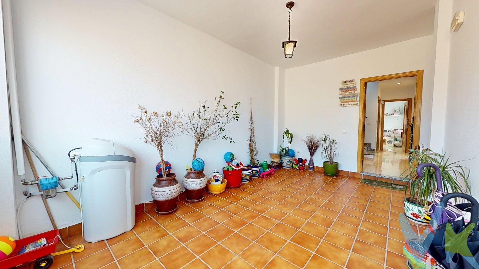 Presentamos esta magnífica vivienda de dos plantas en La Guijarrosa, a 7 minutos de la Carlota ideal para quienes buscan tranquilidad, espacio y confort, a tan solo 25 minutos en coche de Córdoba. Situada en una zona rodeada de todo tipo de servicios, esta propiedad ofrece una excelente distribución y funcionalidad en cada uno de sus espacios. En la planta baja, al acceder desde la calle, encontramos una amplia zona de aparcamiento, versátil y adaptable a otros usos según tus necesidades. Desde aquí, se accede a un pasillo distribuidor que conecta con un luminoso salón con vistas a la calle, una cocina independiente completamente equipada con salida a un patio trasero —ideal para almacenaje gracias a su armario de aluminio—, un baño completo con placa de ducha y un dormitorio de generosas dimensiones. La planta superior, a la que se accede por una cómoda caja de escalera, dispone de un segundo distribuidor que comunica con un gran patio independiente, perfecto para reuniones al aire libre o para disfrutar en familia, y tres amplios dormitorios muy luminosos, ideales para el descanso y la vida familiar. Una oportunidad única para disfrutar de la vida en un entorno tranquilo sin renunciar a la cercanía con la ciudad. Solicita más información y ven a visitarla. ¡Te encantará!. INFORMACIÓN IMPORTANTE:. En cumplimiento de la normativa vigente, tenemos a disposición del cliente la ficha informativa de segunda o ulteriores transmisiones de vivienda. Los precios indicados no tienen caducidad, pero pueden ser alterados sin previo aviso. Los gastos de la compra, según ley (notaría, registro e impuestos), no están incluidos en el precio. Los honorarios de la agencia son 3.500 € más el 21% de IVA, los cuales tampoco están incluidos en el precio indicado. 