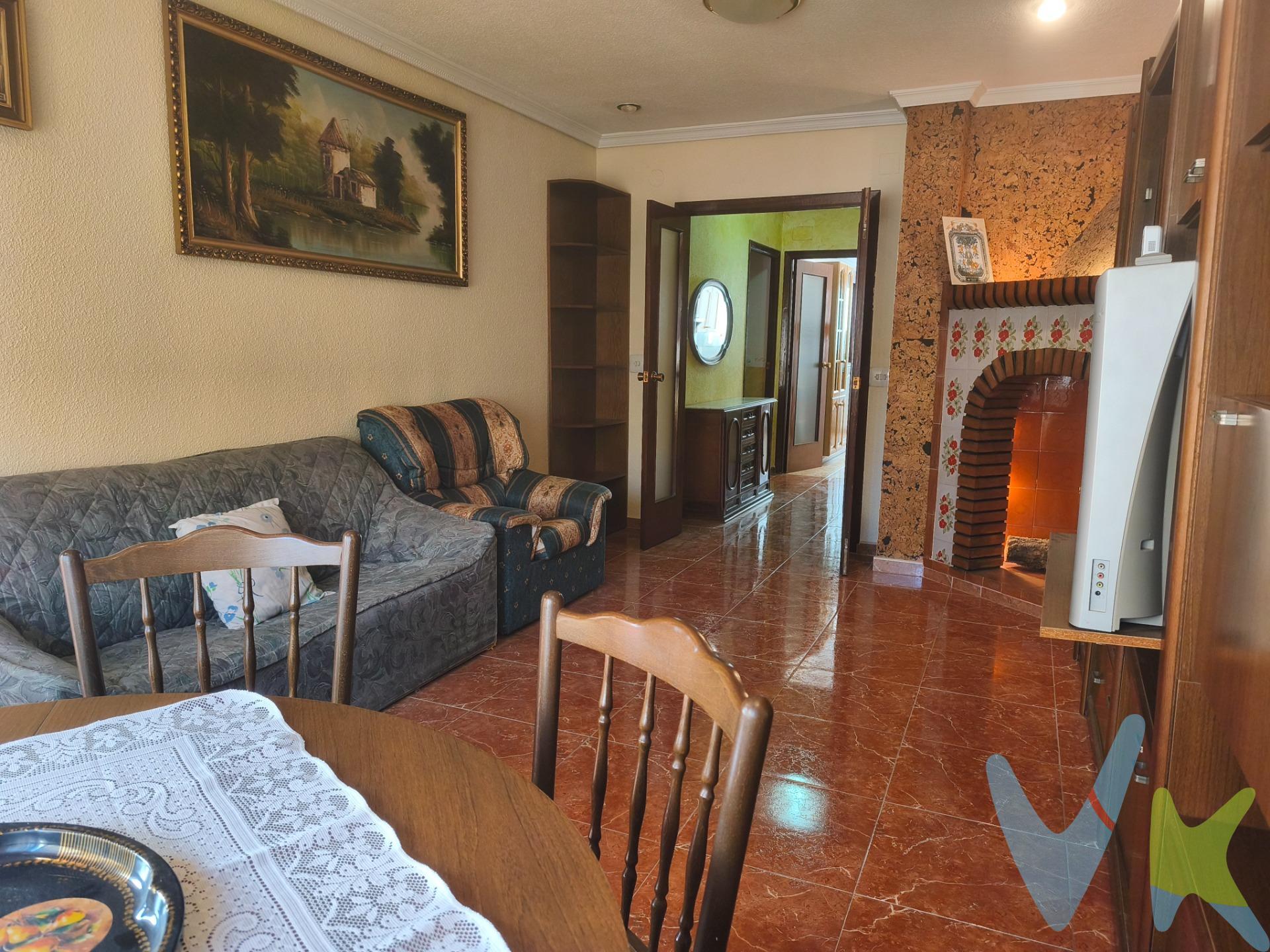 Donde empieza tu nueva etapa (y sobra espacio para todo lo demás). Hay pisos… y luego están esos en los que todo encaja desde el primer momento. Este es uno de ellos. Imagina llegar a casa después de un día largo, abrir la puerta y encontrarte con un salón luminoso que conecta con tu balcón, ese pequeño rincón donde desconectar, tomar algo o simplemente dejar pasar el tiempo. Mientras, la cocina —amplia, práctica y con galería— te da ese espacio extra que siempre acabas necesitando (y agradeciendo). Aquí no tendrás que elegir entre espacio o comodidad. Cuatro habitaciones te permiten adaptar la vivienda a tu ritmo de vida: dormitorios, despacho, vestidor… incluso esa habitación con acceso directo desde la cocina que puede convertirse en lo que tú quieras, sin reglas. Además, cuentas con un baño completo y un aseo, porque compartir nunca fue tan fácil. Y todo en una vivienda cuidada, lista para entrar a vivir sin complicaciones. 📍 Ubicación que suma (y mucho):. A un paso de la avenida Casalduch y junto al Parque del Lago, rodeado de supermercados, colegios, transporte y todo lo que necesitas en tu día a día. 🏢 Detalles que marcan la diferencia:. Finca con ascensor. Solo 2 vecinos por planta (más tranquilidad, menos ruido). Edificio de 6 alturas. Trastero en azotea (ese extra que siempre falta). NO TE LO PIERDAS !!!!. En cumplimiento de las obligaciones de información previstas en la Ley 10/2025, de 28 de diciembre, de servicios de atención a la clientela y transparencia, así como en la normativa sectorial vigente, se hace constar que el precio indicado no incluye los gastos e impuestos inherentes a la adquisición, los cuales se desglosan a continuación:. - Impuesto sobre Transmisiones Patrimoniales (ITP): Se aplicará el tipo impositivo vigente en la Comunidad Valenciana, generalmente el 10%, sin perjuicio de tipos reducidos aplicables según las circunstancias personales del comprador o las características del inmueble. El impuesto se devenga sobre el Valor de Referencia Catastral o el precio de venta, aquel que resulte superior. Para una información exhaustiva sobre el funcionamiento, tipos impositivos y bonificaciones del ITP, puede consultar el portal oficial de la Agencia Tributaria autonómica en el siguiente enlace: www.atv.gva.es/es/itpajd. - Gastos de Notaría: Los honorarios notariales se calcularán conforme al arancel oficial regulado en el Anexo I, del Real Decreto 1426/1989, de 17 de noviembre, por el que se aprueba el arancel Notarial. - Gastos de Registro: La inscripción en el Registro de la Propiedad se facturará según el arancel oficial establecido en el Anexo I, del Real Decreto 1427/1989, de 17 de noviembre, por el que se aprueba el arancel de los Registradores de la Propiedad. - Gastos de Gestión: Los honorarios por la tramitación administrativa, liquidación de impuestos e inscripción registral, en el supuesto de ser a cargo de la agencia inmobiliaria, ascienden a 450€ (IVA incluido). - Honorarios Agencia del Vendedor: incluidos en el precio publicado. - Honorarios Agencia del Comprador: Se informa que eventualmente podrían existir honorarios profesionales a cargo del adquirente, en aquellos casos en que se hubieran contratado previamente los servicios específicos del encargo de compra y en ningún caso estarán vinculados al precio. La agencia actúa exclusivamente como intermediaria en la operación. Cualquier compraventa y sus condiciones quedan sujetas en todo caso a la aceptación expresa del propietario del inmueble y a la posterior formalización del correspondiente contrato. El presente anuncio tiene carácter meramente informativo; la información suministrada se corresponde con la disponible a la fecha de publicación, pudiendo variar en función de las circunstancias o actualizaciones legales, contractuales y fiscales.