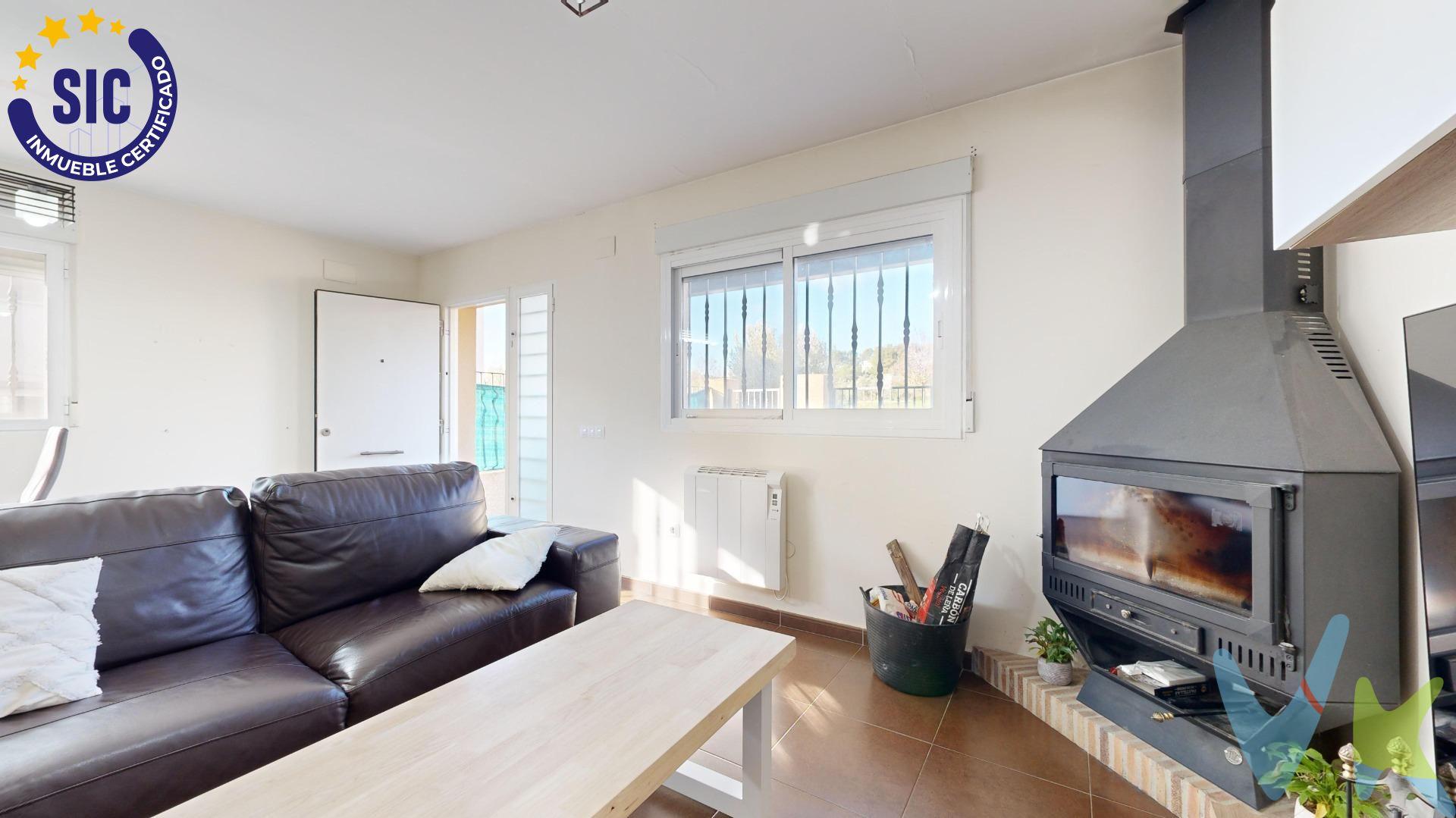 ¡Tu hogar ideal en un entorno tranquilo y con vistas a la montaña!. Esta maravillosa vivienda de 135 m² (105 m² útiles) ofrece el espacio y la comodidad que siempre has buscado. Ubicada en una zona apacible, disfrutarás de vistas despejadas a la montaña desde la privacidad de tu hogar. Características principales:. -Amplia cocina, perfecta para los amantes de la gastronomía y la vida en familia. -Terraza delantera con espacio suficiente para aparcar tu coche cómodamente. -Terraza trasera con zona de barbacoa, ideal para reuniones al aire libre. -Habitación principal con acceso a un balcón-terraza, un rincón perfecto para relajarse. -Tres habitaciones adicionales, ideales como dormitorios, oficina o cuarto de invitados (una de ellas en la primera planta). -Dos baños, uno en cada planta: baño completo con ducha en la planta baja y un baño con bañera y mampara en la planta superior. -Vistas excepcionales a la montaña, para disfrutar del aire libre y la tranquilidad del entorno. No dejes pasar esta oportunidad de vivir en una casa con todas las comodidades y rodeada de naturaleza. ¡Ven a visitarla!. En el precio no están incluidos los gastos de compraventa tales como notaria , gestoría y registro , ni honorarios de agencia . No dudes en llamarnos para saber más información.