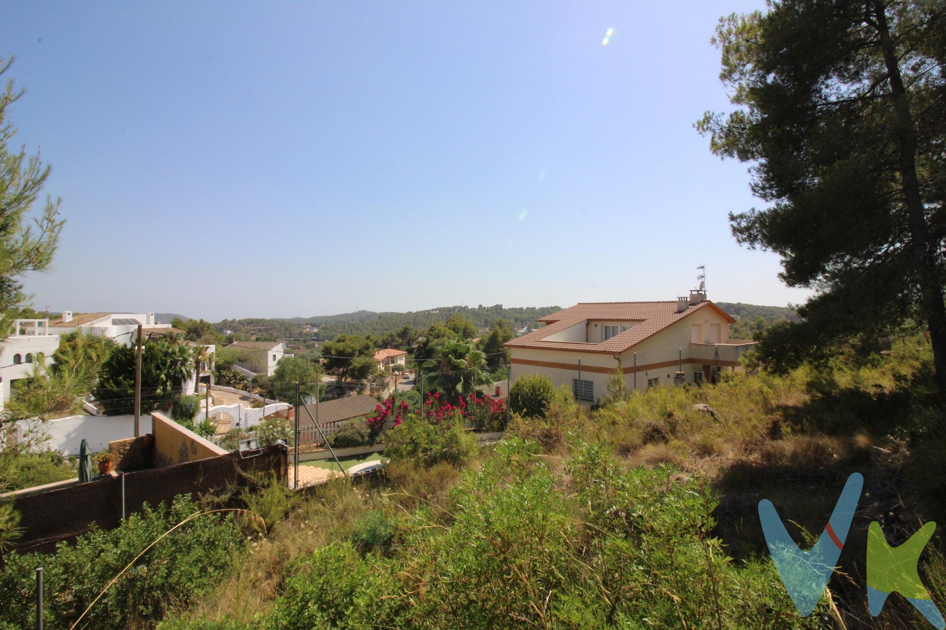 Opción Ideal para los que quieren diseñar y disfrutar de una casa en plena naturaleza, envueltos por dos zonas protegidas como son el Parque del Garraf y del Foix. Un idílico paraje con vistas despejadas para vivir sin los agobios, el estrés y el constante ruido que se sufre en las ciudades y que te permitirá disfrutar de de grandes momentos con familiares y amigos. La parcela tiene forma rectangular con pendiente en la parte de calle y totalmente plana en la mayoria del resto de la parcela lo que permite desarrollar un tipo de construccion que aporta una buena  privacidad además de unas vistas panorámicas y despejadas. Se encuentra en la urbanizacion de Can Surià y está perfectamente comunicada para conectar con los principales accesos hacia Barcelona o Tarragona gracias a la C-32 o AP-7, que se encuentran a poco mas de 5 min. en coche de la parcela. Las distancias a los principales puntos de interés son:. Parada Bus Local 200 m. Sitges Centro 13.00 km. Playas. 13.50 Km. Estación de Tren 13.00 Km. Vilanova i la Geltrú: 15 km. Sant Pere de Ribes 5 Km. Vilafranca del Penedes: 8.50 Km. Acceso AP-7 9.00 Km. Acceso C-32 10.00 Km. El solar de forma rectangular, dispone de 556 m2 y con 33,00 m. de fachada por la calle y 16,5 m. de profundidad aproximadamente, a pocos km de Sitges y 35 Km del Aeropuerto de Barcelona, lo convierte en un lugar idílico para diseñar la vivienda de sus sueños. En el precio de venta no  incluye los impuestos (ITP, IVA y AJD)que se deriven de la compraventa, así como tampoco los gastos notariales, gestoría y registrales que legalmente, correspondan por ley. En cumplimiento de las obligaciones de información previstas en la Ley 10/2025, de 28 de diciembre, de servicios de atención a la clientela y transparencia, así como en la normativa sectorial vigente, se hace constar que el precio indicado no incluye los gastos e impuestos inherentes a la adquisición, los cuales se desglosan a continuación :. • Impuesto sobre Transmisiones Patrimoniales (ITP) : Se aplicará el tipo impositivo vigente en Catalunya (Valor del Inmueble hasta 600.000€ = 10%, de 600.001€ a 900.000€ = 11%, de 900.000€ a 1.500.000€ = 12%, más de 1.500.000€ = 13%), sin perjuicio de los tipos reducidos del 5%, y el 7%, aplicables según las circunstancias personales del comprador o las características del inmueble). • El impuesto se devenga sobre el Valor de Referencia de Catastro o el precio de venta, aquel que resulte superior. • Gastos de Notaría : Los honorarios notariales se calcularán conforme al arancel oficial regulado en el Anexo I, del Real Decreto 1426/1989, de 17 de noviembre, por el que se aprueba el arancel Notarial. • Gastos de Registro : La inscripción en el Registro de la Propiedad se facturará según el arancel oficial establecido en el ANEXO I, del Real Decreto 1427/1989, de 17 de noviembre, por el que se aprueba el arancel Notarial. • Gastos de Gestión (Gestoría) : Los honorarios por la tramitación administrativa, liquidación de impuestos e inscripción registral dependerán de la Gestoría con que se contrate el servicio. • Honorarios Agencia: incluidos en el PVP. Para una información exhaustiva sobre el funcionamiento, tipos impositivos y bonificaciones del ITP en Catalunya, puede consultar el portal oficial de la Agencia Tributaria Catalana:. https://atc.gencat.cat/es/tributs/itpajd/tpo/tarifes-tipus.