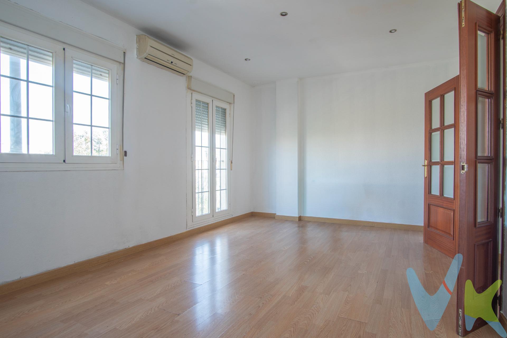 Hay ubicaciones que hablan por sí solas. Presentamos este adosado único, situado en una de las avenidas más amplias y luminosas de San Fernando, justo frente a la emblemática Glorieta y con la comodidad de tener la Estación de Tren Centro a la puerta de casa. ¿Por qué este adosado es una oportunidad estratégica?. Ubicación de Primer Nivel: Disfruta de la amplitud del Paseo, un entorno despejado ideal para pasear, con el Castillo de San Romualdo y el centro histórico a solo unos minutos a pie. La conectividad es imbatible: estarás en Cádiz, Jerez o Sevilla sin siquiera tener que arrancar el coche. Luz en cada planta: Gracias a su orientación privilegiada, la vivienda recibe luz natural durante todo el día. Sus 111 m² construidos ofrecen ese desahogo que solo un adosado puede brindar en una zona tan céntrica. Distribución Familiar: . - Un dormitorio principal doble acogedor y espacioso. - Dos habitaciones adicionales perfectas para crear dormitorios infantiles, un cuarto de invitados o ese despacho con vistas que siempre quisiste. - Dos baños completos, garantizando la funcionalidad que una familia moderna necesita. La vivienda se encuentra muy bien conservada, lo que permite entrar a vivir de inmediato mientras decides cómo personalizarla a tu gusto para convertirla en la casa de tus sueños. Es una base sólida y cuidada, lista para recibir a sus nuevos dueños y además tendrás la posibilidad de crear una buhardilla si lo deseas. Vivir en un adosado en pleno Paseo General Lobo es un lujo que rara vez sale al mercado. Espacio, independencia y la mejor conexión de la Isla. -----. El consumidor tiene derecho a recibir el Documento Informativo Abreviado (D.I.A.), conforme a la normativa vigente, junto con la información adicional relativa a la vivienda, que se encuentra a su disposición en nuestra oficina, sita en Calle Real 209, San Fernando (Cádiz), y en el correo electrónico hola@aticosinmobiliaria.net. El precio indicado no incluye los gastos, impuestos y tributos inherentes a la compraventa, cuyos importes podrán facilitarse de forma estimada o calcularse de manera más precisa, entregándose el desglose correspondiente en el D.I.A., durante la visita al inmueble. - En segundas transmisiones indicar lo siguiente: Operación sujeta a ITP, cuyo tipo general es del 7% respecto al precio de venta, pero que en casos especiales se puede ver reducido al 6% o 3,5% en virtud de lo dispuesto en el Ley 5/2021, de 20 de octubre, de Tributos Cedidos de la Comunidad Autónoma de Andalucía.  - El comprador, en caso de que querer adquirir la vivienda a través de la agencia, deberá abonar a ésta unos honorarios que ascienden al 3 % del precio de la compraventa, más IVA del 21%. - Los gastos aproximados de Notaría y Registro se cifran entre 1000 € y 1600 € aproximadamente, el importe exacto dependerá del precio final de la compraventa, número de copias de la escritura, número de páginas de la escritura, complejidad, etc, en virtud de lo dispuesto en el Anexo I del Real Decreto 1426/1989, por el que se aprueba el arancel general de Notaría, y el Anexo I del Real Decreto 1427/1989, por el que se aprueba el arancel de los Registradores de la Propiedad. - En caso de necesidad de financiación bancaria para la compra, los gastos de la misma deberán ser obtenidos de la entidad bancaria que vaya a financiar la operación. - Se hace constar que la agencia efectúa una labor de intermediación, y que las condiciones finales de la compraventa quedan sujetas a la aceptación expresa de la parte vendedora y a la ulterior formalización del contrato. -Por mandato expreso del propietario, comercializamos este inmueble en exclusiva, lo que te garantiza acceso a toda la información, un servicio de calidad, un trato más ágil, sencillo y sin interferencias de terceros. Por ello, te rogamos no molestar al propietario, a los ocupantes del inmueble o a los vecinos. Gracias por tu comprensión.