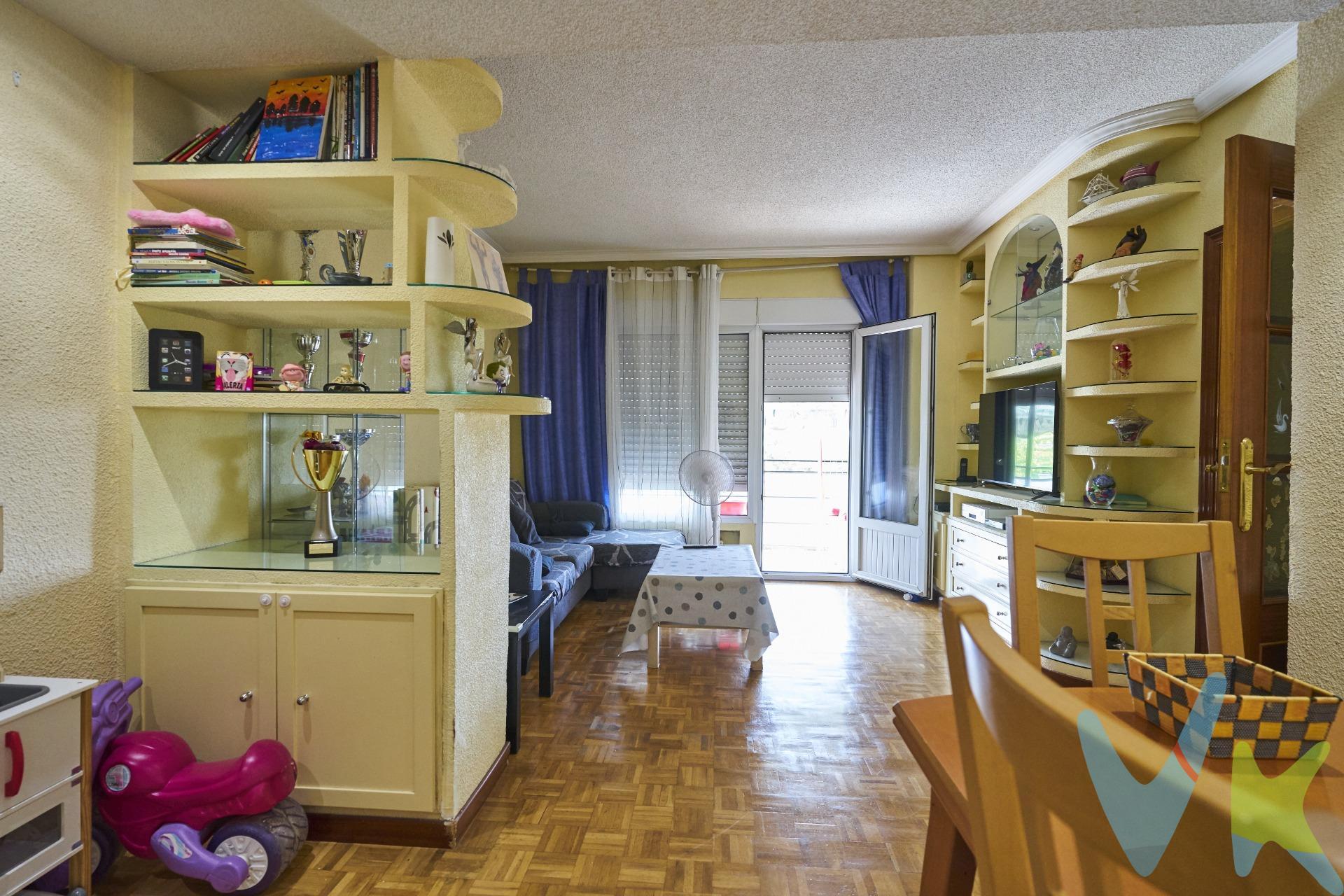 Vivienda en venta con excelente ubicación, situada a escasos metros de la estación de Metro Puerta del Sur (Alcorcón), lo que garantiza una comunicación inmejorable con Madrid y el resto del área metropolitana. La propiedad cuenta con 3 dormitorios, 1 baño completo, y una distribución funcional que aprovecha al máximo el espacio disponible, ideal tanto para familias como para inversión. Como valor añadido, los gastos de comunidad incluyen calefacción central y el suministro de agua, lo que supone un importante ahorro en los costes mensuales y una mayor comodidad en el mantenimiento del hogar. El piso además cuenta con trastero. Ubicada en una zona consolidada con todos los servicios a pie de calle —comercios, centros educativos, zonas verdes y transporte público—, esta vivienda destaca por su excelente conexión y comodidad en el día a día. Una oportunidad interesante para quienes buscan una vivienda bien comunicada, con gastos contenidos y gran potencial en una de las áreas más demandadas de Alcorcón.