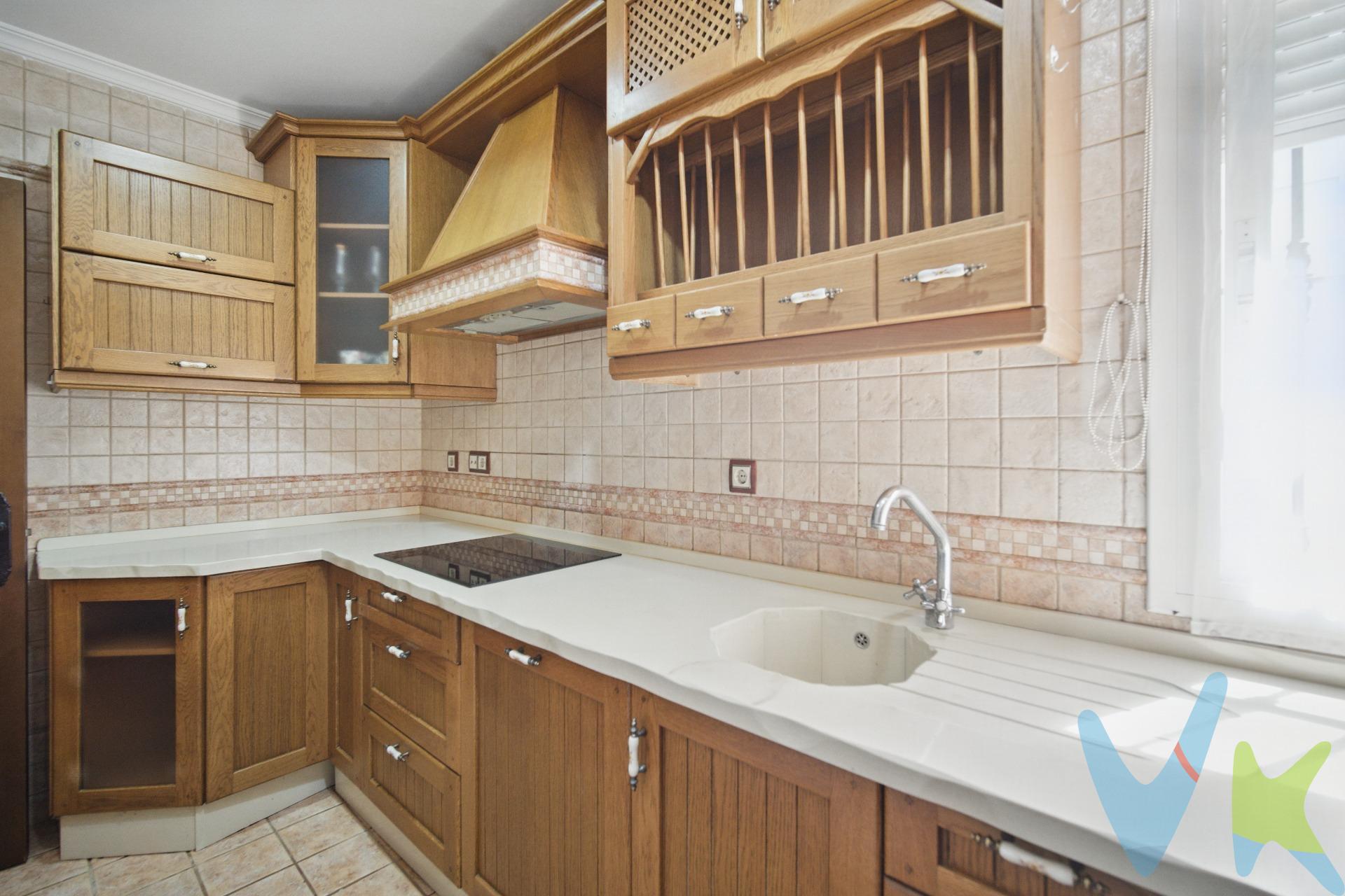 Descubre este atractivo piso con excelente ubicacion.Tiene una superficie total de 66 m², esta propiedad cuenta con un diseño funcional que incluye una habitación doble y otra sencilla, ambas con armarios empotrados de gran capacidad totalmente acabados, ideal para familias o como inversión. El inmueble se encuentra en perfecto estado para entrar a vivir gracias a su cuidado mantenimiento y equipamiento moderno que incluye aire acondicionado centralizado. Su cocina está completamente equipada y el salón ofrece vistas despejadas hacia un entorno tranquilo lleno de árboles. La carpintería interior es elegante con acabados en haya, mientras que las ventanas son exteriores fabricadas con aluminio climalit proporcionando eficiencia energética. Además, dispone de armarios empotrados ofreciendo amplio espacio para almacenamiento. Entre los extras destacados se encuentran calefacción por bomba frío-calor e instalaciones completas tanto eléctricas como telefónicas; todo ello además amueblado al detalle listo para disfrutar desde el primer día. Ubicado estratégicamente cerca del transporte público (autobuses), centros comerciales esenciales así como colegios y parques recreativos asegurando comodidad diaria sin sacrificar accesibilidad ni calidad residencial. Comercializamos este inmueble en exclusiva, lo que le garantiza el acceso a toda la información y un servicio de calidad. En cumplimiento del Decreto de la Junta de Andalucía 218/2005 del 11 de Octubre, se informa al cliente que los gastos notariales, registrales, ITP y otros gastos inherentes a la compraventa no están incluidos en el precio. Igualmente disponemos del Documento Informativo Abreviado de la Propiedad (D.I.A) , y de un Seguro de Caución para garantizar las cantidades entregadas a nuestra Agencia en concepto de Reserva y/o Arras. 