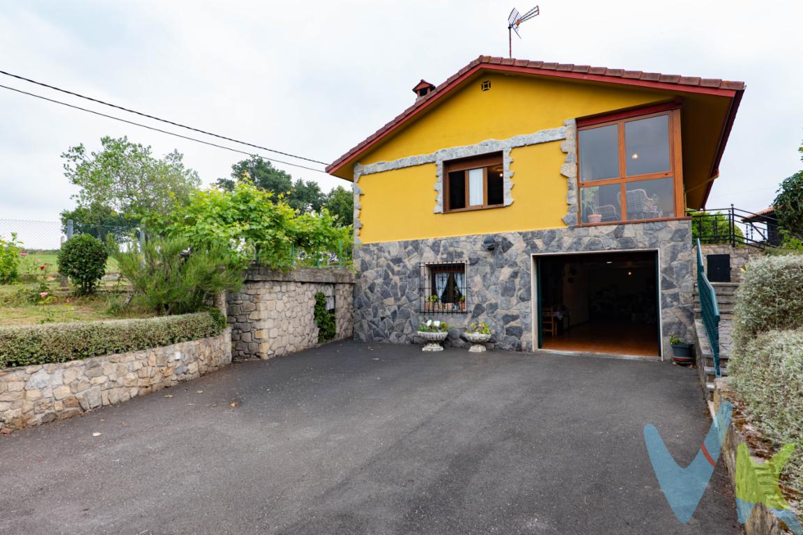 En la tranquila y demandada zona de Leorio, muy cerca de la Escuela de Fútbol de Mareo y a menos de 5 minutos de la zona urbana de Gijón, se encuentra este magnífico chalet independiente con parcela, una propiedad única por ubicación, construcción, comodidad y posibilidades.La vivienda fue construida en 1992 con altísimas calidades constructivas propias de la época, destacando el uso de materiales nobles, con claro protagonismo de la piedra, los muros sólidos y una construcción robusta y duradera. Una casa pensada para disfrutar con tranquilidad, amplitud y privacidad, sin renunciar a la cercanía de todos los servicios de la ciudad.Uno de sus grandes atractivos es su distribución en una sola planta, lo que la convierte en una vivienda especialmente cómoda y funcional para el día a día. Todas las estancias principales se desarrollan sin escaleras, aportando practicidad, accesibilidad y una sensación de hogar muy agradable.La propiedad cuenta además con un amplio garaje con capacidad para tres coches, ideal tanto para uso familiar como para almacenamiento adicional.En el exterior, la finca ofrece un entorno verdaderamente especial. La parcela dispone de una cuidada zona de ocio con parrilla y horno, perfecta para reuniones familiares, celebraciones o simplemente para disfrutar de la vida al aire libre. Además, cuenta con una gran variedad de árboles frutales, que aportan encanto, privacidad y un ambiente natural difícil de encontrar tan cerca de Gijón.Como elemento singular, la finca dispone también de un precioso hórreo habitable, acondicionado con habitación y baño, ideal como alojamiento de invitados, zona independiente, estudio, espacio de descanso o pequeño apartamento auxiliar.Otra de las grandes ventajas de esta propiedad es la posibilidad de segregar aproximadamente 1.500 m² en una parcela edificable, lo que añade un importante valor de inversión y múltiples opciones de futuro, siempre sujeto a la normativa urbanística correspondiente.Una propiedad con carácter, calidad constructiva y muchísimas posibilidades, perfecta para quienes buscan vivir en un entorno tranquilo, verde y privado, pero con la comodidad de estar a un paso de Gijón, Mareo y las principales comunicaciones.Se informa a los interesados que el precio de venta indicado no comprende el Impuesto de Transmisiones Patrimoniales (ITP) , los gastos asociados a la compraventa (notaría, registro de la propiedad y otros) ni los honorarios de la agencia inmobiliaria a cargo del comprador.