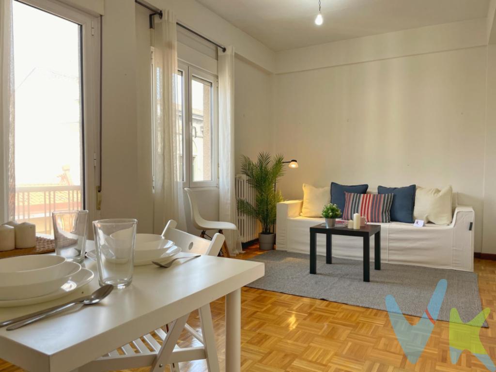 Te presentamos esta maravillosa vivienda en uno de los mayores ejes comerciales que hay en el centro de Gijón, a menos de 5 minutos de la estacion de Alsa y de tren y a menos de 10 minutos de la playa de Poniente. Se trata de una propiedad ubicada en la calle Magnus Blikstad, compuesta de 3 dormitorios, 2 baños (aunque actualmente uno está dotado como despensa), y un amplio salón con vistas a la calle, orientado a Suroeste, donde podrás disfrutar de muchísimas horas de sol. Centros educativos, Centro de salud, y todo tipo de locales comerciales a pie de calle, hacen de esta propuesta la opcion ideal para hacer tu vivienda habitual o tu segunda residencia. No lo dudes más, llámanos y ven a visitar esta fantastica vivienda, no te defraudará.