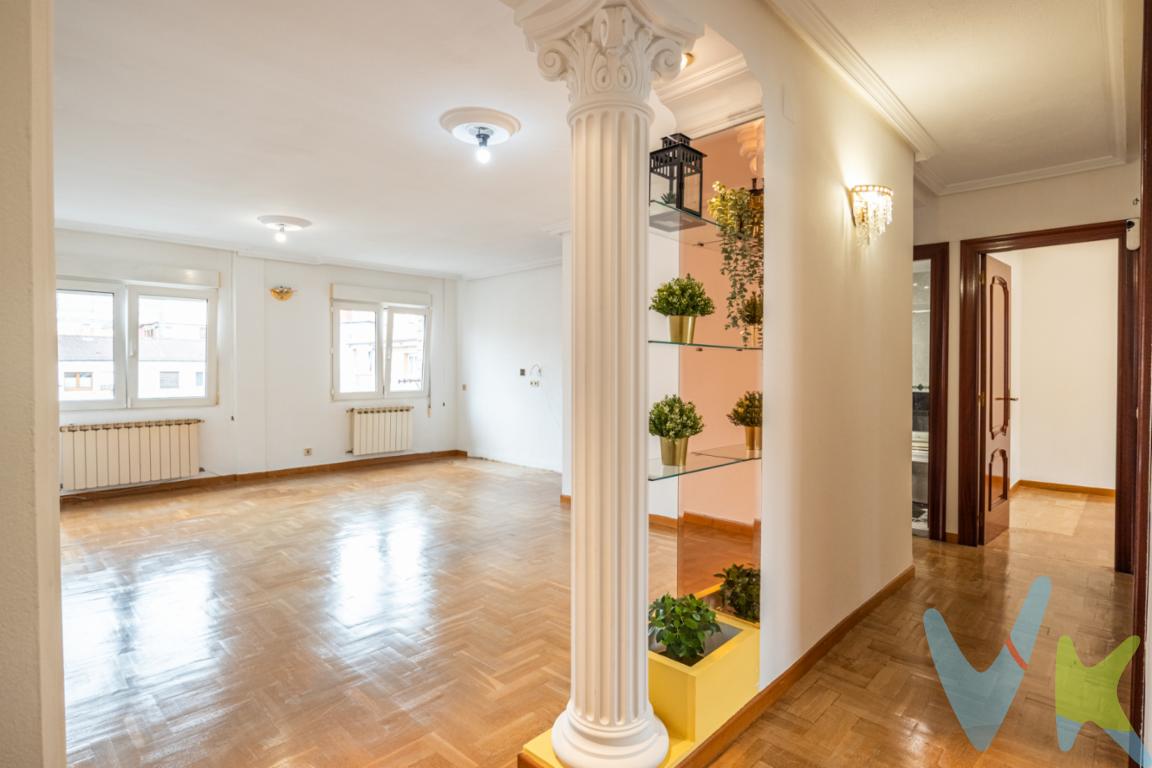 Piso venta zona Barrio de La Arena!!Se presenta una magnífica oportunidad de adquirir un espléndido piso en venta en la codiciada zona de La Arena, en Gijón. Este inmueble ofrece una experiencia de vida excepcional en una ubicación privilegiada, ideal para quienes buscan comodidad y conveniencia. Situado en la quinta planta, la propiedad cuenta con ascensor para facilitar el acceso, asegurando así la máxima accesibilidad.Con sus 74 metros cuadrados útiles y 84 metros cuadrados construidos, el piso se distribuye de manera eficiente para aprovechar al máximo cada espacio. Al ingresar a la propiedad, se perciben inmediatamente sus dos acogedoras habitaciones una de ellas con armario empotrado, perfectas para proporcionar el confort necesario para el descanso y el bienestar de sus habitantes. Cada habitación ha sido diseñada pensando en la funcionalidad y ofrece el ambiente adecuado para relajarse tras un largo día. De origen eran tres habitaciones.Cocina amplia con gran capacidad de almacenaje, equipada con electrodomésticos incluido lavavajillas. 2 baños completos, uno con bañera y otro con plato de ducha.Ventanas de PVC oscilobatientes. Suelos de parquet y cerámica.Calefacción Central.Piso interior con orientación Oeste. Muy soleado. Muy buena ubicación, a muy pocos pasos de la espectacular Playa de San Lorenzo. A su alrededor, en la vibrante zona de La Arena, se encuentran paradas de autobús cercanas, facilitando así el acceso al transporte público y proporcionando una conexión efectiva con los distintos puntos de la ciudad. La proximidad a paradas de bus es una característica destacada de este inmueble, permitiendo la movilidad urbana sin necesidad de un vehículo privado.La Arena es muy conocida por su vibrante ambiente y su amplia oferta de servicios y comercios. Restaurantes, tiendas y supermercados están a pocos pasos de distancia, lo que hace que el día a día resulte mucho más cómodo. La ventaja de vivir en La Arena es que nunca te faltará nada, siempre tendrás lo que necesitas al alcance.Entre sus múltiples beneficios, se encuentra el detalle de haber sido diseñado para proporcionar la mayor cantidad de luz natural posible, con ventanas amplias que permiten disfrutar de su luz natural. El salón comedor es el lugar perfecto para disfrutar de compañía o simplemente relajarse, en un entorno cálido y confortante.El edificio cuenta con una estructura sólida y ha recibido un buen mantenimiento a lo largo de los años, garantizando así un inmueble de calidad y seguridad. A lo largo del tiempo, la construcción ha demostrado ser un lugar confiable y acogedor para vivir.Portal y ascensor han sido reformados recientemente.Si estás considerando mudarte o invertir en una propiedad en Gijón, este piso presenta una opción imperdible. No pierdas la oportunidad de visitar un espacio que puede convertirse en el oasis personal que has estado buscando. Ven y descubre por ti mismo todo lo que ofrece este inmueble, diseñado para convertirse en el hogar que siempre soñaste tener. ¡Agenda una visita y deja que cada uno de sus detalles te logren conquistar! 