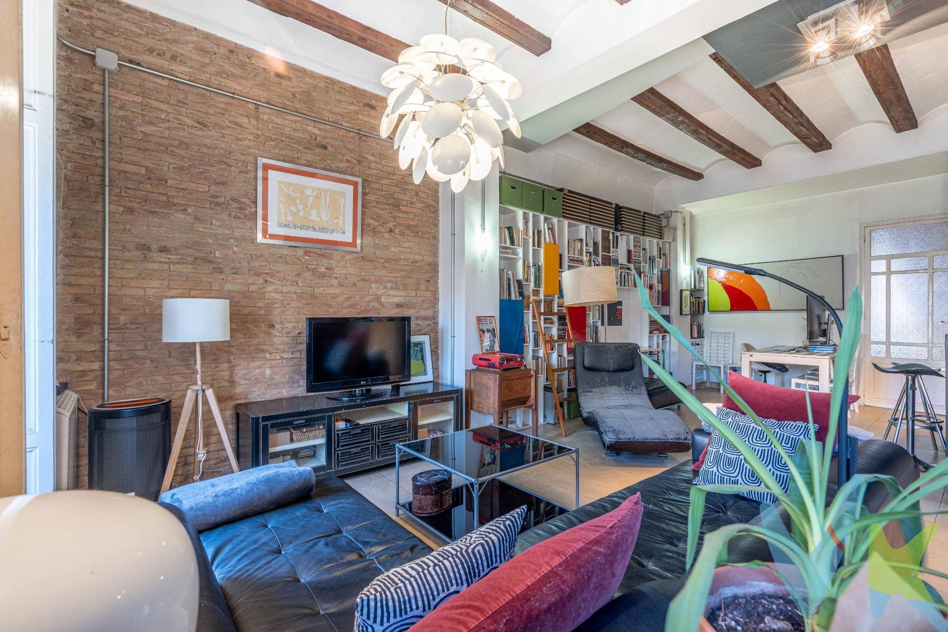 Descubre la comodidad de vivir en una de las zonas más demandadas y céntricas de Valencia. Este magnífico piso se encuentra en la prestigiosa Gran Vía Fernando el Católico, justo enfrente de la parada de Metro de Ángel Guimerá, ofreciendo una conexión perfecta con toda la ciudad. Piso listo para entrar a vivir, ideal para parejas, solteros o como inversión. Cuenta con dos habitaciones muy  luminosas. La principal cuenta con un fabuloso vestidor integrado, un lujo que proporciona orden y exclusividad. Consta de baño completo con bañera y tiene una espectacular cocina americana, integrada de forma elegante en el amplio salón-comedor. Un diseño moderno que potencia la luz y el espacio social. Disfruta del ambiente de la Gran Vía desde tu propio balcón. A un paso de todos los servicios: supermercados, tiendas, restaurantes, zonas verdes y centros de ocio. Está excelentemente comunicado, con el metro en la puerta y varias líneas de autobús cercanas. Una vivienda con gran luminosidad gracias a su orientación y distribución. Se trata de una finca clásica en el centro de Valencia. La vivienda se encuentra en una planta tercera sin ascensor. Una oportunidad ideal para los que valoran el ejercicio diario y buscan una propiedad con una relación calidad-precio excepcional en una ubicación premium. Por mandato expreso del propietario, comercializamos este inmueble en exclusiva, lo que le garantiza el acceso a toda la información, a un servicio de calidad, un trato fácil, sencillo y sin interferencias de terceros. Por este motivo, se ruega no molestar al propietario, a los ocupantes de la propiedad o a los vecinos. Muchas gracias por su . comprensión. . 