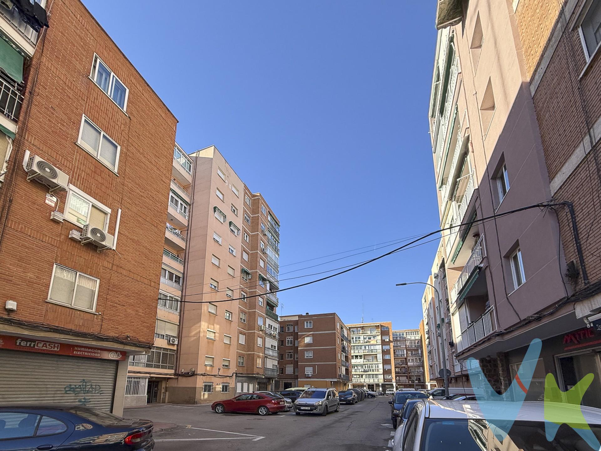Ubicada en el barrio de El Chorrillo, Alcalá de Henares, esta vivienda supone una gran oportunidad para quienes buscan un hogar con posibilidades de personalización.

El piso cuenta con un salón amplio y luminoso, con acceso a una pequeña terraza acristalada. La cocina ha sido recientemente alicatada y las tuberías han sido actualizadas, ofreciendo un espacio moderno y funcional listo para equipar a gusto del comprador. Dispone de tres habitaciones, ideales tanto para familias como para quienes necesiten un despacho o espacio extra. El baño es práctico y está en buen estado. Toda la vivienda ha sido recientemente pintada y cuenta con puertas nuevas, aportando un ambiente renovado y acogedor.

Situado en una zona con todos los servicios al alcance, colegios, comercios y transporte público, este piso es una excelente opción para quienes buscan un hogar listo para entrar a vivir y hacerlo suyo desde el primer día.

¡No pierdas esta oportunidad y llámanos para agendar tu visita!.

El comprador tendrá un coste adicional de un 2 % más iva, sobre el precio publicado, por el servicio de gestión, asesoramiento y formalización del proceso de compra. Este importe no está incluido en el precio publicado en venta y será facturado al comprador.