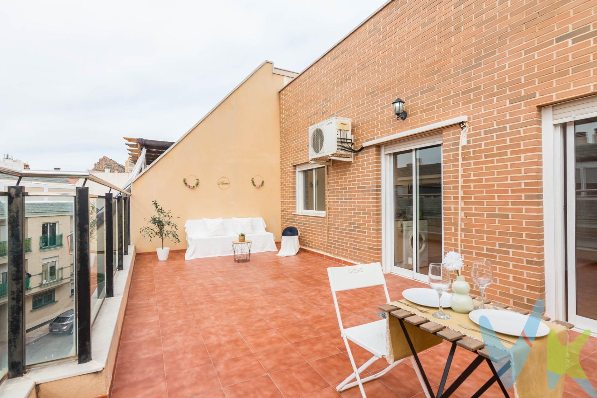 Crea el hogar que siempre has soñado en este fantástico ático situado en Archena, en una zona donde lo tienes todo a mano y podrás hacer tu día a día caminando. Ubicado en pleno centro, tendrás a pocos pasos bancos, tiendas, cafeterías, peluquerías, Ayuntamiento y todos los servicios necesarios para una vida cómoda y práctica. La vivienda destaca por su gran luminosidad, ya que todas las estancias son exteriores, lo que aporta amplitud y una sensación constante de bienestar. ✨ Distribución ideal:. 🛏️ Tres dormitorios. 🛁 Dos baños completos, uno de ellos en suite en el dormitorio principal y en esta también tiene una terraza mas pequeña. 🛋️ Salón amplio y muy luminoso. 🍽️ Cocina funcional. Pero lo que realmente te va a enamorar es su impresionante terraza de 26 m² 🌿☀️. Un espacio único donde crear tu zona chill out, disfrutar de comidas al aire libre, reuniones con amigos o simplemente relajarte al final del día. Además, el edificio dispone de:. ✔️ Entrada sin escaleras (accesibilidad cómoda) y apto para minusválidos. ✔️ Plaza de garaje en la misma finca. Una oportunidad perfecta tanto como vivienda habitual como inversión en una de las mejores zonas de Archena. 📞 Para más información o concertar una visita, contacta con nosotros. Estaremos encantados de acompañarte a descubrir tu próximo hogar. 🔑 Comercialización en multiexclusiva. Por mandato expreso del propietario, este inmueble se comercializa en multiexclusiva, lo que garantiza un acceso completo a la información, un servicio profesional y una gestión ordenada, sin interferencias de terceros. Si eres agente inmobiliario y tienes un cliente interesado, estaremos encantados de colaborar. Contáctanos sin compromiso. 🤝 Una compra tranquila y bien acompañada. Al contactar directamente con nosotros, evitarás molestias innecesarias a la propiedad. Nos encargamos de toda la intermediación, facilitándote la documentación, la información necesaria y un trato cercano, claro y sin complicaciones. Te informaremos con total transparencia de todos los aspectos de la compra, incluidos gastos y honorarios de agencia para que tomes decisiones con calma y seguridad. Nuestra forma de trabajar se basa en algo muy sencillo:. Calma → la tranquilidad de comprar tu vivienda con acompañamiento profesional en todo el proceso con nosotros. ℹ️ Información legal. La descripción del inmueble y las imágenes publicadas tienen carácter meramente informativo y no contractual. El precio ha sido fijado por la propiedad y podría sufrir variaciones hasta su formalización en contrato de compraventa. 💰 Gastos de la compra. •	Impuestos (ITP). o	Con bonificación: 3 %. o	Sin bonificación: 7,75 %. •	Notaría y Registro: aprox. 1.000 €. •	Honorarios de agencia: 3 % + IVA, con un mínimo de 3.000 € + IVA. (No incluidos en el precio de venta). ¡Oye, agente inmobiliario! Si estás leyendo este texto y te gusta, te desafiamos a ser creativo y sorprendernos con una adaptación original. ¡Nada de copiar y pegar, queremos ver tu ingenio en acción!. 