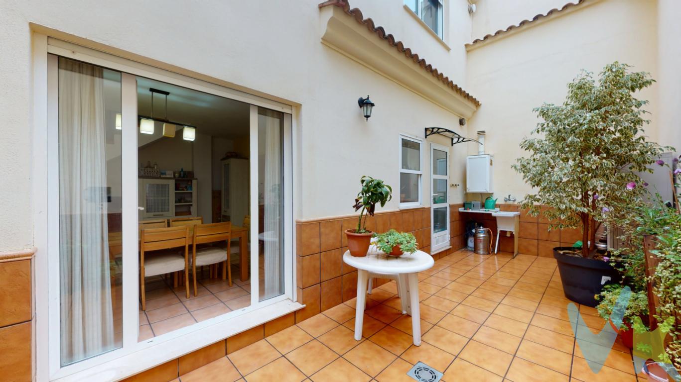 CASA DE PUEBLO MODERNA CON TERRAZAS, GARAJE DOBLE Y 4 HAB.  JUNTO AL COLEGIO MONTE-SIÓNSi buscas una casa de pueblo en Torrent, amplia, luminosa y lista para entrar a vivir, sin renunciar a espacio exterior, privacidad y comodidad para toda la familia, esta vivienda es exactamente lo que estás esperando. La casa cuenta con 194 m² construidos (165 m² útiles) distribuidos de forma muy funcional en tres plantas, con orientación este en las estancias principales, lo que garantiza luz natural desde primera hora del día.En la planta baja, tras la fachada a la calle, encontramos un garaje privado con capacidad para dos coches, incluido en el precio, con puerta automática y acceso directo a la vivienda. Desde el distribuidor de entrada se accede a un aseo de cortesía y a un amplísimo salón-comedor, muy luminoso y acogedor, con suelos de gres en tonos tierra y una agradable sensación de calidez. El salón comunica directamente con una amplia cocina independiente, pensada para el día a día familiar, con abundante espacio de almacenaje, zona para mesa y salida directa a la terraza. La cocina funciona con placa de gas butano y el agua caliente se suministra mediante calentador eléctrico, incluido en la vivienda. Desde la cocina se accede a una magnífica terraza de 30 m², el corazón social de la casa, ideal para comidas, cenas y celebraciones familiares al aire libre. En la primera planta se concentran las estancias privadas. Dispone de cuatro habitaciones, actualmente configuradas como tres dormitorios y un despacho:Dormitorio principal en suite, con baño completo con plato de ducha y techos altos que permiten la entrada de luz natural.Dos dormitorios amplios, pensados para niños, con espacio suficiente para camas, armarios y zona de estudio.Despacho muy luminoso, con ventana a la fachada principal, que da acceso a una zona de lavandería / cuarto de plancha de 6 m² y a una pequeña terracita de 3 m², perfecta para tender ropa sin ocupar las terrazas principales.Esta planta se completa con un segundo baño completo, también con ducha, que da servicio a los dormitorios secundarios. En la planta ático, la vivienda ofrece un espacio diáfano de 22 m², ideal como sala de juegos, zona de ocio, dormitorio adicional o gran trastero. Desde aquí se accede al solárium de 30 m², una terraza elevada, muy soleada y privada, perfecta para disfrutar del buen tiempo durante todo el año. La vivienda fue construida en 2005 con materiales de calidad, se encuentra muy bien conservada y no requiere reformas estructurales, más allá de adaptarla al gusto personal del comprador. Dispone de:3 splits de aire acondicionado frío/calor (salón-comedor, dormitorio principal y distribuidor de la primera planta).Ventanas climalit de aluminio blanco de gran tamaño.Puertas interiores de madera de haya.Videoportero y puerta de entrada blindada.Conexión de fibra óptica.Potencia eléctrica contratada de 3,5 kW.Ubicada en una calle tranquila, la casa se encuentra a escasos metros del Colegio Monte-Sión, lo que la convierte en una opción ideal para familias con niños. Además, está perfectamente comunicada:Metro: 10 min a pie de dos estaciones (Torrent y Torrent Avinguda).Bus interurbano: 7 min a pie.Bus urbano: 4 min a pie.Farmacia: 6 min.Centro de salud: 5 min.Supermercados (Consum y Mercadona): 78 min.Zonas verdes y parques infantiles a menos de 3 min andando.Sin gastos de comunidad (casa adosada). IBI anual: 704,56 EUR. Certificado energético: Consumo E (127)  Emisiones D (22). La vivienda se entrega totalmente libre, con posibilidad de escriturar en aproximadamente dos semanas. Una casa pensada para crecer, disfrutar y vivir con calma, espacio y luz. Llámanos y solicita tu visita. Es una oportunidad difícil de encontrar.Si tienes que vender antes tu vivienda, llámanos y te asesoramos cómo hacerlo para además tener los mínimos gastos posibles y todas las garantías. Agencia Registrada con el nº00516 en el Registro Obligatorio de Agentes Inmobiliarios de la Comunidad ValencianaPor mandato expreso del propietario, COMERCIALIZAMOS ESTE INMUEBLE EN EXCLUSIVA, lo que le garantiza el acceso a toda la información, a un servicio de calidad, un trato fácil, sencillo y sin interferencias de terceros. Por este motivo, se ruega NO MOLESTAR AL PROPIETARIO, a los ocupantes de la propiedad o a los vecinos. Muchas gracias por su comprensión. La oferta está sujeta a cambios de precio o retirada del mercado sin previo aviso. Este anuncio en su conjunto, incluyendo textos, fotos, imágenes o cualquier otro contenido de este, no es vinculante dado que la información es ofrecida por terceros y puede contener errores. Se muestra a título informativo y no contractual. El precio anunciado NO INCLUYE los impuestos, ni los gastos como, Notario, Registro de la Propiedad, ni los honorarios de la agencia inmobiliaria. Esta propiedad se pone a la venta con toda la documentación comprobada y en regla, por lo que ofrecemos GARANTIAS a los compradores.