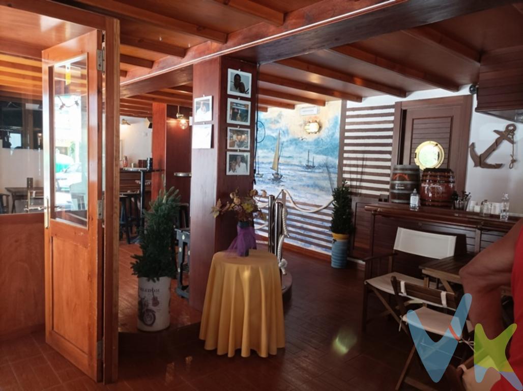 En la playa de La Concha, uno de los enclaves costeros más concurridos de la Villa de Suances, ponemos a la venta este precioso negocio hostelero en pleno rendimiento.Completamente reformado y decorado con ambiente marinero.Sus 84m2 se distribuyen en zona de barra, zona de mesas con dos ambientes, amplia terraza, rodeando el local, almacén y dos servicios.Local muy luminoso y orientado al Sur.Totalmente equipado. 6 pantallas de TV + otra con proyector, equipo de música, extractores, monitor de cámaras de seguridad con circuito cerrado, etc.Licencia de apertura de 7AM. a 4AM.Carpintería de aluminio.Solicite visita sin compromiso.