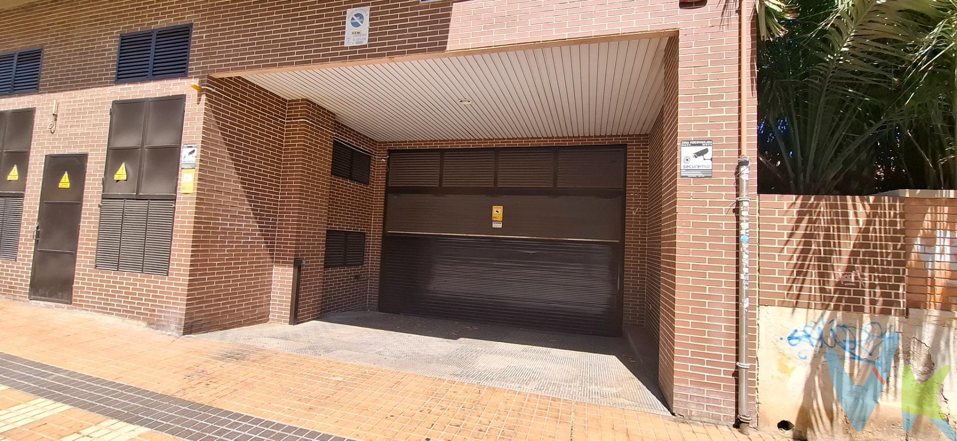 ¡ COMODA Y CENTRICA PLAZA DE GARAJE EN LA ALAMEDA! Te presentamos esta plaza de garaje en el Edif. Ferrovial en la C/ Trafalgar en Cartagena, muy cerca del Corte Ingles , ideal para quienes quieran disfrutar de un fácil aparcamiento y cómodo a su vez de maniobrar. Se trata de una plaza amplia de la que puedes estar tranquilo de que tu coche esté bien guardado. "¿Te interesa esta Plaza de Parking? ¡Contáctame ahora y agenda una visita! ¡No te lo pierdas!". Para finalizar, queremos ofrecerte una experiencia inmobiliaria basada en calidad, cercanía y profesionalidad. Al contactar con nosotros, actuaremos como intermediarios, evitando molestias a la propiedad y acompañándote en todo el proceso, facilitándote la información y documentación necesarias para una compra cómoda y sin complicaciones. A continuación, te informamos de los gastos de compra no incluidos en el precio, para garantizar un proceso claro y tranquilo:. PVP: 21.900€. No incluye gastos, impuestos y demás gastos que legalmente correspondan al comprador:  ITP del 7,75% con carácter general; existen excepciones según normativa aplicable (1). Base imponible el mayor valor entre el precio de venta o el valor referencia catastral. Gastos Notaría y Registro: 1.540€ aprox. según complejidad y aranceles vigentes (2). Financiación: gastos de hipoteca, tasación y gastos bancarios a cargo del comprador, según su necesidad y elección.  Servicio doble de intermediación: Honorarios inmobiliaria a cargo del comprador: 1.500€ más IVA (21%), salvo acuerdo contrario tras negociación, no incluidos en PVP.  Operación y condiciones de compraventa sujeta a aceptación expresa del vendedor. Para acceder a información y documentación legalmente exigible por el consumidor: gesprocasa.es/consumidor. (1) Para una información exhaustiva sobre el funcionamiento, tipos impositivos y bonificaciones del ITP en la Región de Murcia, puedes consultar el portal oficial de la Agencia Tributaria Autonómica en el siguiente enlace: agenciatributaria.carm.es/ITPAJD. (2) Tarifas notariales y registrales reguladas en Anexo I Del Real Decreto 1426/1989 y, Anexo I Del Real Decreto 1427/1989, respectivamente. 