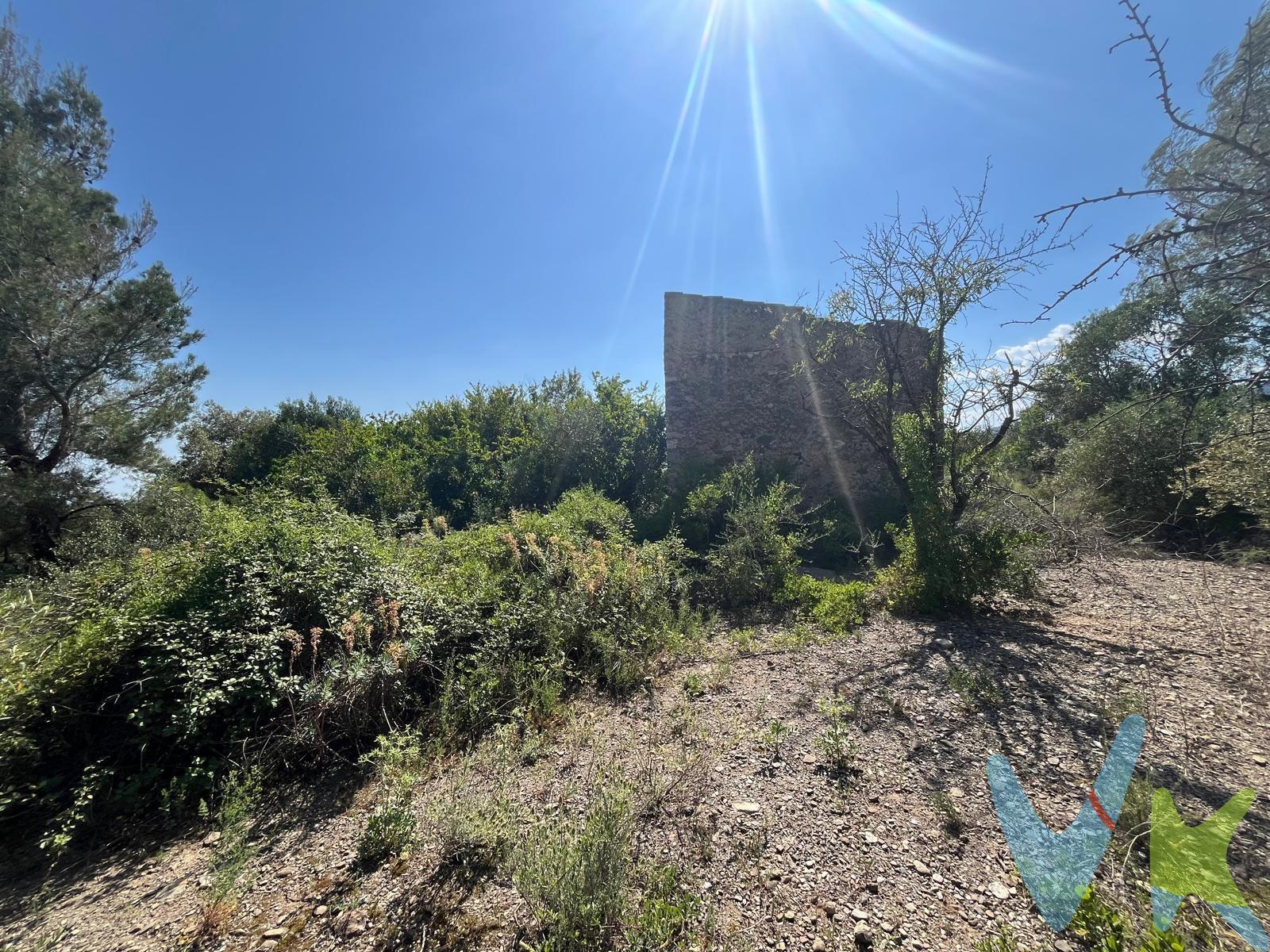 Se presenta una increíble oportunidad de inversión en Valls, específicamente en la zona de Palau de Reig de Dalt, conocido como Mas de Morato. Se trata de un terreno con una edificación ya existente en venta, que ofrece un sinfín de posibilidades para quienes buscan invertir en la zona. El terreno cuenta con una extensión de 19.552 m2, lo que brinda un amplio espacio para desarrollar diversos proyectos. La edificación existente abarca una superficie de 33 m2. La ubicación en Palau de Reig de Dalt, Mas de Morato, brinda un entorno tranquilo y rodeado de naturaleza, lo que lo convierte en un lugar ideal para aquellos que buscan un espacio para desconectar y disfrutar del entorno rural. Además, la amplitud del terreno ofrece muchas oportunidades para proyectos agrícolas, como huertos o cultivos.