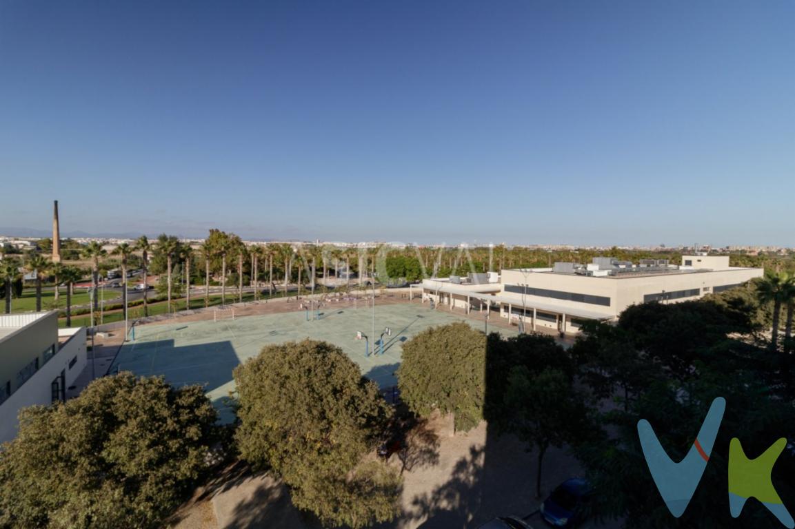 Preciosa vivienda en finca en Perfecto Estado del 2007, en PLENO CINTURÓN VERDE, con ESPECTACULARES VISTAS DESPEJADAS !!!. . Ubicada en la zona más DEMANDADA y NUEVA de Aldaia, rodeado de zonas verdes, parques infantiles, supermercado Consum, colegio recién estrenado (El Rajolar) comercios del barrio próximos, etc.... a 5 minutos del centro del pueblo pero, a la vez, apartado y con mucha tranquilidad.. . DESCRIPICÓN DE LA VIVIENDA: (89MTS² ÚTILES - 103MTS² CONSTRUIDOS + GARAJE + TRASTERO). - habitación de matrimonio AMPLIA, con Armario Empotrado de 6 puertas. - 2 habitaciones individuales CON Armarios Empotrados. - 1 baño completo en habitación principal. - 1 aseo. - cocina independiente, amplia, con mucho espacio de almacenaje. - galería . - salón-comedor de 25mts² con gran ventanal con vistas despejadas. . CALIDADES DE LA VIVIENDA:. - SUELO DE MÁRMOL. - VENTANAS CLIMALIT. - ARMARIOS EMPOTRADOS (EN HABITACIONES Y EN ENTRADA). - GRANDES VENTANALES EN HABITACIONES Y SALÓN. - MUCHA ENTRADA DE LUZ. - GARAJE Y TRASTERO. - AIRE ACONDICIONADO Y CALEFACCIÓN POR CONDUCTOS. - FINCA DEL 2007 CON ASCENSOR. . . LA VIVIENDA SE ENCUENTRA UBICADA EN LA MEJOR ZONA DE ALDAIA Y CUENTA CON VISTAS DESPEJADAS., SABIENDO QUE NO CONSTRUIRÁN NADA DELANTE.. . PLAZA DE GARAJE (EN PRIMER SÓTANO, DE MUY FÁCIL APARCAMIENTO) Y TRASTERO INCLUIDOS.. . LOS IMPUESTOS, GASTOS DE NOTARÍA, REGISTRO Y GASTOS DE AGENCIA NO ESTÁN INCLUIDOS EN EL PRECIO DE VENTA..