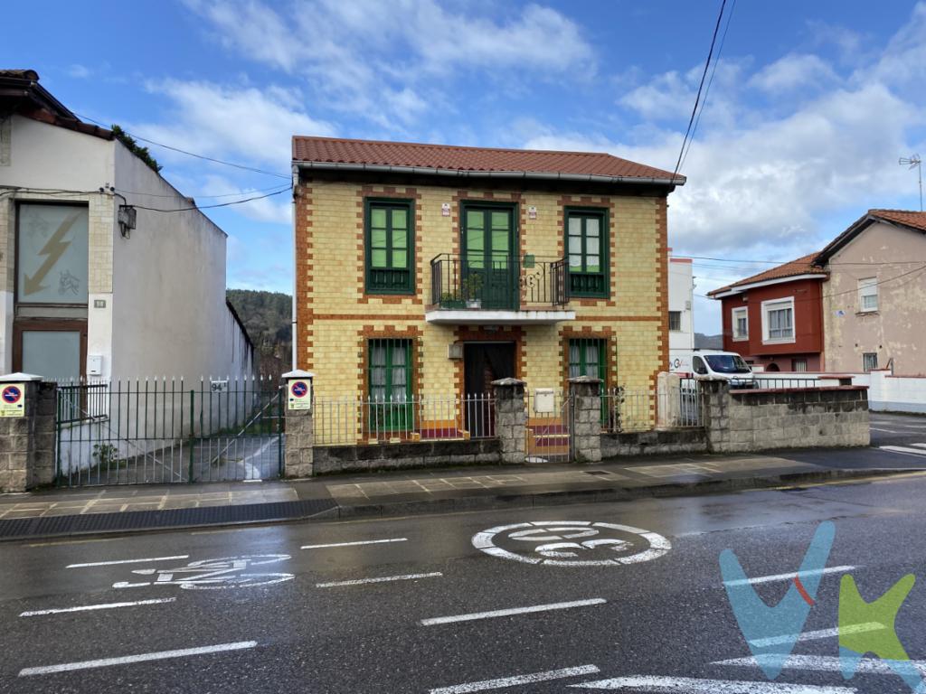 En Campuzano, a un paso de Torrelavega y con todos los servicios a un paso, se pone en venta esta vivienda en planta baja con una superficie de 47m² construidos, ideal para quienes buscan un inmueble para reformar y personalizar a su gusto. La vivienda se distribuye de forma funcional en dos habitaciones, sala de estar, cocina independiente y baño.Dispone de calefacción de gasóleo y cuenta con los suministros de luz y agua dados de alta, lo que facilita el inicio inmediato de cualquier proyecto de reforma.Uno de los grandes atractivos de esta propiedad es su amplia zona exterior, con aproximadamente 240m², actualmente hormigonada, que ofrece múltiples posibilidades: jardín, zona de ocio, según necesidades. En este espacio se encuentran además dos almacenes con una superficie conjunta de más de 60m², ideal como trastero, taller o espacio de almacenaje.Una propiedad con gran potencial, perfecta tanto como vivienda habitual, segunda residencia o inversión, gracias a su espacio exterior y a las múltiples opciones de aprovechamiento que ofrece.