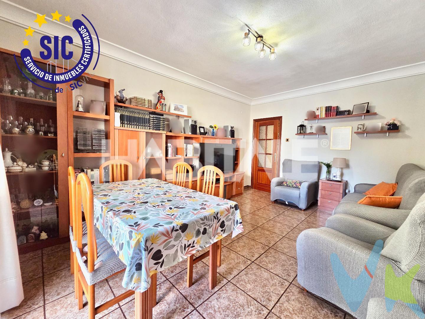 Habitale presenta esté único hogar con 127 m² llenos de luz. Sus características más destacadas son: 

🌞 127 m² exteriores con excelente luminosidad.
📍 Zona en máxima expansión, junto al nuevo Mercado del Grau
🛏️ 4 dormitorios (3 dobles) ideales para familias y teletrabajo
🛋️ Salón-comedor con acceso directo al balcón
🍽️ Cocina independiente con galería y salida a segunda terraza
🧼 Baño reformado + aseo auxiliar
🏡 Vivienda en estado impecable, lista para entrar
📈 Edificio con posibilidad futura de ascensor (plus de valor)
🚇 Excelente conexión con transporte y con el entorno marítimo
⭐ Producto exclusivo Habitale

-----
La vivienda despliega una distribución cómoda y equilibrada. Sus cuatro habitaciones, tres de ellas dobles, permiten crear dormitorios amplios, un área de estudio o teletrabajo. El salón-comedor, con salida al balcón exterior, es el corazón de la casa. 
La cocina independiente, funcional y práctica, suma una galería y acceso a una segunda terraza, perfecta para tender y ventilar. El baño principal ha sido reformado y cuenta con aseo adicional.
Se encuentra en excelente estado, listo para entrar a vivir y hacerlo tuyo desde el primer día. 

Te invitamos a conocerlo y sentirlo por ti mismo.
¡Ven a verla y descubre todo lo que puede ofrecerte!
__________________
Por mandato expreso del propietario, comercializamos este inmueble en EXCLUSIVA, lo que le garantiza el acceso a toda la información, a un servicio de calidad, un trato fácil, sencillo y sin interferencias de terceros. Por este motivo, se ruega no molestar al propietario, a los ocupantes de la propiedad o a los vecinos. Muchas gracias por su comprensión.
La oferta está sujeta a cambios de precio o retirada del mercado sin previo aviso. Este anuncio en su conjunto, incluyendo textos, fotos, imágenes o cualquier otro contenido del mismo, no es vinculante dado que la información es ofrecida por terceros y puede contener errores. Se muestra a título informativo y no contractual. El precio anunciado no incluye los impuestos, ni los gastos como Notario, Registro de la Propiedad y honorarios de la agencia inmobiliaria.
Agentes de la Propiedad Inmobiliaria inscritos con número de registro RAICV 2880 y 4357, las operaciones están garantizadas con Seguro de Responsabilidad Civil y Seguro de Caución.