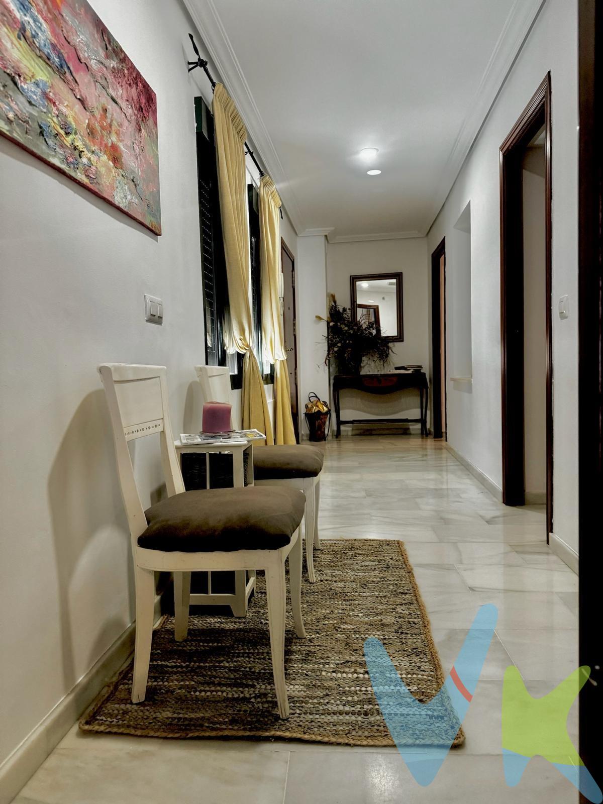 Preciosa vivienda de 2 dormitorios y 2 baños totalmente reformado y listo para ser habitado desde el primer día. Ideal como inversión !!!. Características y calidades principales: . Vivienda con 103 m2 construidos en planta primera -sin ascensor- situada en edificio de reciente construcción (2007) totalmente reformado en pleno casco antiguo de Córdoba. La vivienda consta de 2 amplios dormitorios y 2 baños, teniendo el dormitorio principal baño en suite. Cocina americana totalmente amueblada y equipada con una barra americana que la comunica con salón-comedor que le da servicio a toda la vivienda. El inmueble cuenta con unos excelentes acabados y calidades, es super luminosa y semiexterior, teniendo entre otros:  ventanas de doble acristalamiento, suelo de mármol blanco, armarios empotrados en ambas habitaciones, mosquiteras, climatización centralizada frio y calor, ….. La vivienda se vende sin mobiliario, salvo cocina, y salvo pacto previo por las partes. IBI: 384€/año (2025) y cuota de comunidad actual de casi 68 €/mes . Destacamos:. -	Perfecto estado de conservación, posibilidad de inversión para al alquiler turístico y /o larga duración  . -	Cuenta con licencia registrada para uso turístico (hasta 6 personas). -	Cuarto trastero en azotea de unos 3m2, y cenador de uso comunitario. INFORMACIÓN RELEVANTE. Para cumplir con la normativa vigente tenemos a disposición del cliente el Documento Informativo Abreviado (DIA) así como la información mínima solicitada en el artículo 31 de la Ley 12/2023, de 24 de mayo, por el Derecho a la Vivienda. Respecto al precio de venta indicado, éste, no tiene caducidad, y puede ser alterados sin previo aviso. En caso de venta, el precio corresponde únicamente al inmueble, sin incluir mobiliario, salvo se indique lo contrario, y de forma expresa. En cumplimiento de las obligaciones de información previstas en la Ley 10/2025, de 28 de diciembre, de servicios de atención a la clientela y transparencia, así como en la normativa sectorial vigente, se hace constar que el precio indicado NO INCLUYE los gastos e impuestos inherentes a la adquisición, los cuales se desglosan a continuación:. •	Impuesto sobre Transmisiones Patrimoniales (ITP)(*): Se aplicará el tipo impositivo vigente en la Comunidad Autónoma de Andalucía (generalmente el 7%), sin perjuicio de tipos reducidos del 3,5%, 1,2% o 1% aplicables según las circunstancias personales del comprador o las características del inmueble. El impuesto se devenga sobre el Valor de Referencia de Catastro o el precio de venta, aquel que resulte superior. •	Honorarios Agencia del comprador: 2,5 % del precio final de venta más el 21% de IVA (con un mínimo de 3.500 € más el 21% de IVA). •	Gastos de Notaría: Los honorarios notariales se calcularán conforme al arancel oficial regulado en el Anexo I, del Real Decreto 1426/1989, de 17 de noviembre, por el que se aprueba el arancel Notarial. •	Gastos de Registro: La inscripción en el Registro de la Propiedad se facturará según el arancel oficial establecido en el ANEXO I, del Real Decreto 1427/1989, de 17 de noviembre, por el que se aprueba el arancel Notarial. •	Gastos de Gestión (Gestoría): Los honorarios por la tramitación administrativa, liquidación de impuestos e inscripción registral ascienden a unos 600€ aproximadamente (IVA incluido). (*)Para una información exhaustiva sobre el funcionamiento, tipos impositivos y bonificaciones del ITP en Andalucía, puede consultar el portal oficial de la Agencia Tributaria de la Junta de Andalucía. . FINANCIACIÓN: Si lo desea, ponemos a su disposición un estudio profesional previo, gratuito y personalizado de financiación para la compra del inmueble. 