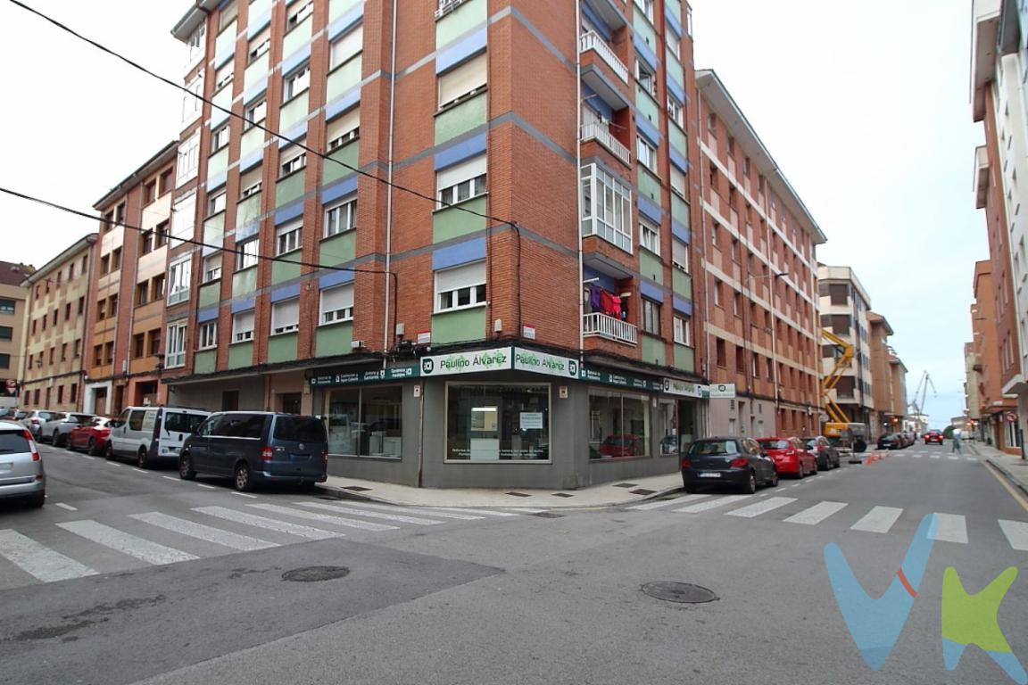 Se vende NEGOCIO FUNCIONANDO si se quisiera por 160.000EUR, con todo el material, y clientela a disposición del comprador que quisiera seguir con el negocio. Si se quiere solo el local, su precio es de 130.000EUR.El NEGOCIO es de venta de material de construcción y baños. Se encuentra en este momento en pleno funcionamiento, con clientela de toda la vida. Así que, si quieres iniciarte en este mundo laboral, o tienes ya una empresa de construcción este es el lugar ideal para seguir y tener un espacio de almacenaje y de atención al publico. Se presenta una oportunidad excepcional para adquirir un espacioso local en venta situado en el animado barrio de Natahoyo, en la preciosa ciudad de Gijón. Esta propiedad ofrece una superficie útil de 223 metros cuadrados, complementada con 233 metros construidos, lo que proporciona un área generosa para cualquier tipo de emprendimiento.La ubicación es uno de los puntos más atractivos de esta propiedad. Gijón es una ciudad vibrante, conocida por su animado ambiente y su rica historia. El barrio de Natahoyo, en particular, ofrece un ambiente residencial y comercial muy atractivo con una conexión excepcional al resto de la ciudad. Los medios de transporte son notablemente accesibles, facilitando el desplazamiento tanto para clientes como para empleados. Varias líneas de autobuses pasan por la zona, garantizando una movilidad cómoda y eficiente.Este inmueble cuenta con un aseo privado y almacén con salida independiente de la zona de uso comercial, asegurando que las instalaciones sean prácticas y funcionales para cualquier actividad que se quiera desarrollar. Además, el amplio espacio se puede ajustar para incluir más servicios o instalaciones, según sea necesario. Cada rincón del local ha sido diseñado para maximizar el uso del espacio, convirtiéndolo en un lugar ideal para oficinas, tiendas o cualquier tipo de comercio.Natahoyo es una zona que se está desarrollando rápidamente, lo que convierte a este local en una inversión con potencial de revalorización. En las inmediaciones se encuentran diversos servicios, como cafeterías, restaurantes, tiendas y supermercados. La proximidad a áreas residenciales densamente pobladas asegura un flujo constante de personas, lo que es un factor clave para el éxito de muchos negocios.Para aquellos emprendedores que valoran la comunicación y el acceso, este local es una elección perfecta. Estar en Gijón es sinónimo de formar parte de una comunidad dinámica que no deja de evolucionar. Durante todo el año, esta ciudad atrae a numerosos visitantes, lo que ofrece posibilidades ilimitadas para cualquier persona con una visión y determinación innovadora.Les animamos a concertar una visita para descubrir de primera mano todas las posibilidades que ofrece este espacio. Estamos seguros de que, una vez que vean el local, podrán imaginar el futuro próspero que les aguarda. Si desea más información o concertar una visita, no dude en ponerse en contacto con nosotros. Esta es una oferta que no durará mucho en el mercado, así que no pierdan la oportunidad de hacer una inversión inteligente y rentable en esta zona en crecimiento. Esperamos poder acompañarles en este emocionante proceso de compra y ayudarles a convertir sus sueños empresariales en realidad.Contamos con más de 35 años de experiencia acreditada y nuestro objetivo es garantizarle un servicio de compra humano, ético, de calidad, fácil y seguro. Nuestro equipo lo integran agentes con la titulación AIR (Agente Inmobiliario Registrado), somos CRS (Council of Residential Specialist) y API. (Agente de la Propiedad Inmobiliaria Colegiado nº248). Contamos con un seguro de Caución que nos permite garantizar el depósito de las cantidades entregadas por nuestros clientes.Te ayudamos con la financiación con las mejores condiciones hipotecarias hasta el 100%.EL PRECIO NO INCLUYE IMPUESTO DE TRASMISIONES PATRIMONIALES, NOTARIA Y REGISTRO.