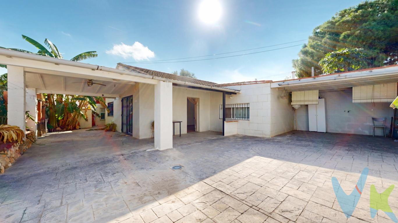 Chalet INDEPEDENDIENTE, en UNA PLANTA y URBANO a 5 minutos de la parada de metro El Realón  No esperes más, te podemos enseñar en exclusiva esta vivienda a un precio excepcional en una ubicación privilegiada. Es la oportunidad que estabas buscando para compaginar vivir en un chalet independiente pero a un paso de una parada de metro y de los principales servicios que ofrece Torrent ciudad a pocos kilometros de Valencia ciudad y sus playas, así como rápido y fácil acceso a la A7.  Zona destinada a primeras viviendas y donde conviven vecinos de toda la vida con quiénes han venido atraídos por un relajante entorno lleno de espacios en plena naturaleza.   Magnífico chalet urbano todo en una planta para que te olvides de incómodas escaleras. No hará falta que inviertas en modernizarlo ya que sus actuales propietarios realizaron una reforma integral hace tan sólo 8 años. 72m² declarados, se distribuye en 4 habitaciones 2 baños completos, uno de ellos en la habitación principal la cual dispone de amplísimo vestidor, comedor-salón y moderna cocina office. Dispone de paredes lisas, ventanas de doble cristal tipo climalit, suelo gres, puerta blindada. Vistas despejadas y muy luminoso. En su parcela de 296m² encontramos paellero, balsa a modo de piscina y garaje para dos vehículos. La parcela, para total comodidad, se haya con hormigón impreso.  Imagínate días enteros disfrutando de la paz y tranquilidad que te proporcionará vivir en esta zona, sin ningún edificio en frente que te moleste, con intimidad,....  Disponer de espacio para tener plantas, poner bonitas y cómodas tumbonas donde tomar el sol, y cuando ya estés harto de sol, imagínate que invitas a amigos o familia para disfrutar de una buena paella o barbacoa. Y por qué no hacer la siesta al aire libre con la brisa de Levante, o pegarte un chapuzón en la agradable piscina,No renuncies a todo esto que te mereces.   Y no te contamos más, llámanos y te daremos más detalles de esta vivienda acompañándote en todo el proceso de compra.     Si tienes que vender antes tu vivienda, llámanos y te asesoramos cómo hacerlo para además tener los mínimos gastos posibles y todas las garantías.  Agencia Registrada con el nº00516 en el Registro Obligatorio de Agentes Inmobiliarios de la Comunidad Valenciana    Por mandato expreso del propietario, COMERCIALIZAMOS ESTE INMUEBLE EN EXCLUSIVA, lo que le garantiza el acceso a toda la información, a un servicio de calidad, un trato fácil, sencillo y sin interferencias de terceros. Por este motivo, se ruega NO MOLESTAR AL PROPIETARIO, a los ocupantes de la propiedad o a los vecinos. Muchas gracias por su comprensión.   La oferta está sujeta a cambios de precio o retirada del mercado sin previo aviso. Este anuncio en su conjunto, incluyendo textos, fotos, imágenes o cualquier otro contenido de este, no es vinculante dado que la información es ofrecida por terceros y puede contener errores. Se muestra a título informativo y no contractual.  El precio anunciado NO INCLUYE los impuestos, ni los gastos como, Notario, Registro de la Propiedad, ni los honorarios de la agencia inmobiliaria.  Esta propiedad se pone a la venta con toda la documentación comprobada y en regla, por lo que ofrecemos GARANTIAS a los compradores.  