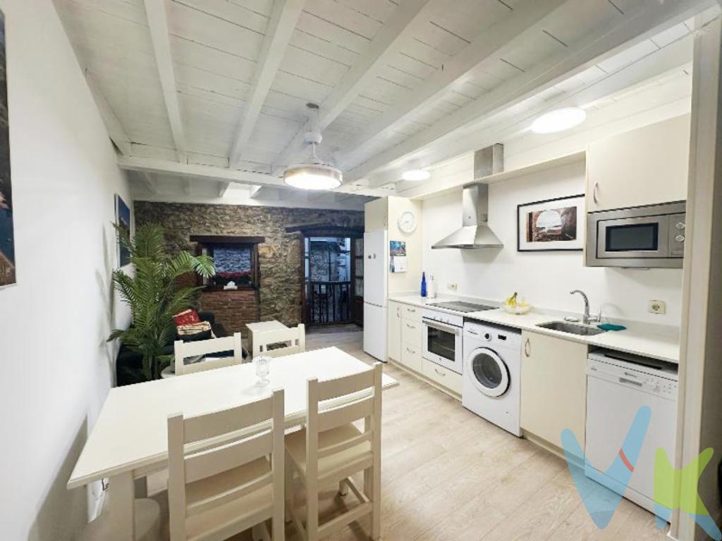 Apartamento Reformado en el Corazón de San Vicente de la Barquera¿Te imaginas vivir en una de las localidades más bellas de la costa cántabra? Este precioso apartamento, ubicado en pleno centro de San Vicente de la Barquera, te ofrece la combinación perfecta entre estilo, comodidad y ubicación.Recién reformado con materiales de alta calidad, cada rincón de la vivienda transmite modernidad y calidez. Su distribución funcional incluye dos habitaciones, salón con cocina integrada y un baño completo. Todo listo para entrar a vivir sin preocupaciones.A un paso de la zona histórica, rodeado de servicios, restaurantes, tiendas y con el mar como telón de fondo, este apartamento es ideal tanto como residencia habitual como para destinarlo al alquiler turístico. Su ubicación privilegiada garantiza una alta rentabilidad.San Vicente de la Barquera no necesita presentación: es sinónimo de belleza natural, tradición marinera y calidad de vida. Y ahora tú puedes formar parte de ello.No lo pienses más. Llámanos y ven a visitarlo. En cuanto cruces la puerta, sabrás que has encontrado tu lugar. 