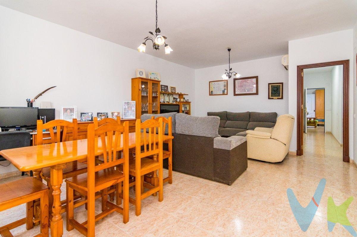 ¡Bienvenido al sueño de todo artesano! Esta impresionante propiedad combina lo mejor del hogar y el espacio laboral. Con una amplia nave industrial completamente equipada, este majestuoso chalet-nave es perfecto para carpinteros, herreros u otros oficios manuales que buscan trabajar desde casa sin comprometer su privacidad. La acogedora casa ofrece todas las comodidades necesarias para disfrutar del máximo confort familiar; ¡No tendrás que sacrificar nada por tenerlo todo! Con entradas independientes a cada área, podrás mantener separados los espacios según tus deseos y asegurarte la tranquilidad mientras trabajas o descansas. Además, tienes suministros eléctricos independientes con acceso trifásico a 380V dentro de la propia navegación te permitirá manejar tu negocio como siempre has querido hacerlo sin limitaciones insuficientes. 🏡🔨✨. Comercializamos este inmueble en exclusiva, lo que le garantiza el acceso a toda la información y un servicio de calidad. En cumplimiento del Decreto de la Junta de Andalucía 218/2005 del 11 de Octubre, se informa al cliente que los gastos notariales, registrales, ITP y otros gastos inherentes a la compraventa no están incluidos en el precio. Igualmente disponemos del Documento Informativo Abreviado de la Propiedad (D.I.A) , y de un Seguro de Caución para garantizar las cantidades entregadas a nuestra Agencia en concepto de Reserva y/o Arras.