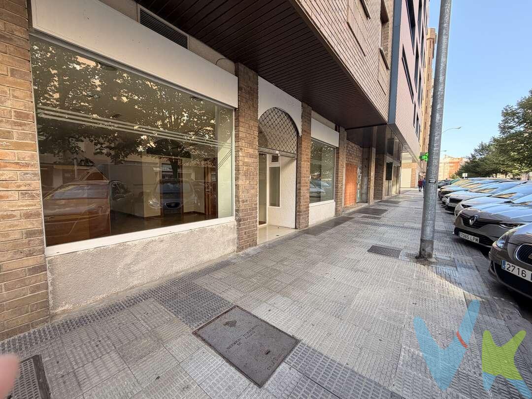 LOFT EN AZPILAGAÑA – LOCAL CON PROYECTO DE ARQUITECTO
En la calle Luis Morondo, en Azpilagaña, se ofrece este local con proyecto de adecuación a loft residencial realizado por arquitecto, en una ubicación especialmente atractiva para quienes buscan tranquilidad y comodidad en el día a día, con todos los servicios, transporte público y comercios al alcance.
Se trata además de una zona en evolución y crecimiento, donde ya se han desarrollado otros proyectos de loft y continúan realizándose nuevas actuaciones que están contribuyendo a la transformación y modernización del entorno.
PROYECTO Y POSIBILIDAD DE CAMBIO A USO RESIDENCIAL
El local cumple con las condiciones y requisitos urbanísticos necesarios para plantear su adecuación como loft, y se dispone de un proyecto de adecuación elaborado por un arquitecto, que estará disponible para su consulta.
La propuesta contempla una distribución moderna y funcional:
• Cocina-salón de aproximadamente 30 m².• Dos dormitorios.• Dos baños completos.• Espacios aprovechados para conseguir una vivienda cómoda y actual.
La entrega contempla los dos baños completamente terminados, iluminación instalada y cocina preparada para su montaje, con las tomas y preinstalaciones necesarias para colocar posteriormente el mobiliario y los electrodomésticos al gusto.
En cuanto a las instalaciones, el proyecto contempla suelo radiante y refrigerante mediante sistema de aerotermia, proporcionando confort durante todo el año y favoreciendo un consumo energético eficiente. La calificación energética prevista es A, pendiente de confirmación mediante el correspondiente certificado.
Una oportunidad para quienes buscan crear un espacio residencial de nueva construcción desde cero, con una distribución actual, instalaciones eficientes y la posibilidad de personalizar determinados acabados.
Todo ello en una calle tranquila de Azpilagaña, pero con todos los servicios necesarios para el día a día a pocos minutos.
 
IMPORTANTE: La compraventa se realiza actualmente como local, el cual cumple la normativa vigente para realizar cambio de uso a vivienda. 
Gastos e impuestos no incluidos. ITP 6% equivalente a 6.438€ + registro y notaria.Honorarios por intermediación de agencia inmobiliaria incluidos.