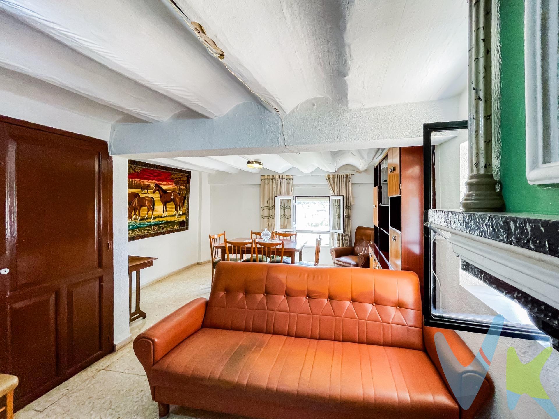 Esta excepcional oportunidad te invita a adquirir una encantadora casa de pueblo ubicada en el idílico barrio de las Peñas, en Requena, provincia de Valencia. Esta vivienda adosada ofrece un estilo de vida tranquilo y espacioso en un entorno genuinamente encantador. Con una generosa parcela de 202 metros cuadrados y una superficie construida de 334 metros cuadrados, esta casa ofrece amplios espacios tanto en su interior como en su exterior, ideales para una familia. Su distribución interior se compone de 4 habitaciones repartidas en dos plantas, proporcionando privacidad y comodidad. Cada planta cuenta con su propio baño, salón-comedor y cocina, lo que la convierte en la elección perfecta tanto para familias numerosas como para aquellos que deseen disponer de un espacio adicional para invitados. El encanto de esta propiedad se hace evidente en su patio interior de 50 metros cuadrados, ideal para realizar reuniones al aire libre y disfrutar de momentos de relajación. Además, dispone de dos zaguanes en la primera planta y una terraza en la tercera planta, lo que amplía aún más las posibilidades de uso y aprovechamiento. Situada en una zona apacible, esta casa de pueblo está rodeada de viviendas residenciales similares, garantizando un ambiente tranquilo y seguro. Su ubicación en una calle facilita el acceso al centro urbano, a las carreteras y a la autovía A-3, simplificando los desplazamientos. Una característica destacada de esta propiedad es su luminosidad y las impresionantes vistas a la Huerta Honrubia, que se pueden disfrutar desde varias áreas de la casa. Si estás en busca de una casa de pueblo espaciosa y llena de encanto en Requena, esta es tu oportunidad. No dudes en contactarnos para programar una visita y descubrir todo lo que esta propiedad tiene para ofrecer. ¡Te espera una experiencia única!. La descripción del presente inmueble e imágenes tienen mero carácter informativo y en ningún caso carácter contractual, pudiendo ser modificados por la inmobiliaria comercializadora sin que ello implique responsabilidad alguna frente a terceros. En el precio de venta a público, esta propiedad NO incluye los gastos de adquisición (Notario, registro, gestión, honorarios, etc…). 