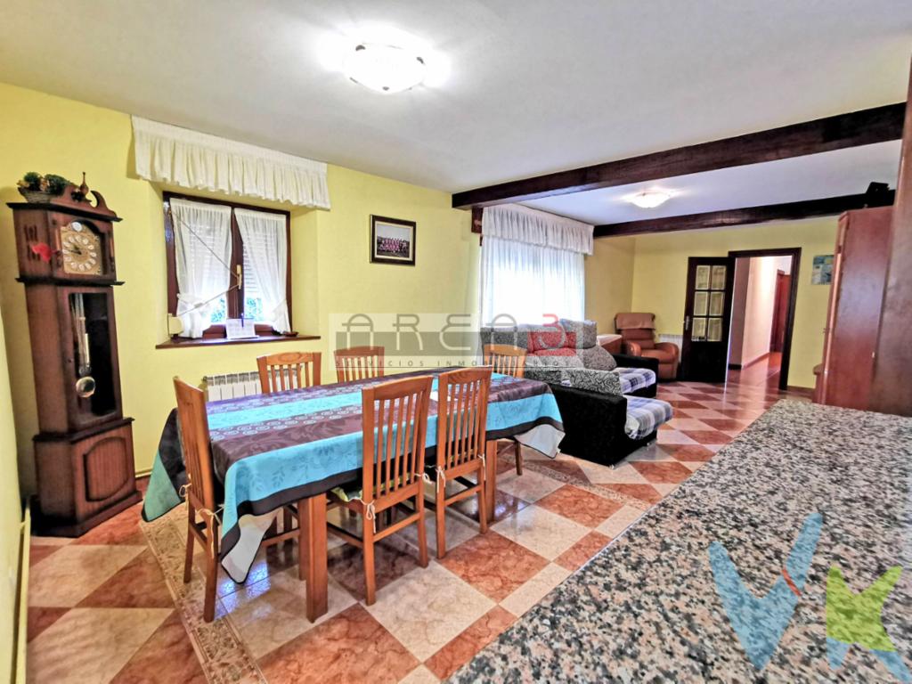En el corazón de Isequilla, se encuentra esta impresionante casa adosada en venta que te dejará sin aliento. Con una ubicación inigualable y con todas las comodidades que puedas imaginar, este inmueble es el lugar perfecto para que disfrutes de la tranquilidad y el confort que tanto mereces. Al adentrarte en esta casa, te sorprenderás con sus 300 metros útiles distribuidos en 4 amplias habitaciones, ideales para albergar a toda tu familia de manera cómoda y acogedora. Además, con 329 metros construidos, cada rincón de este edificio construido en el año 1900 te brindará un espacio único y lleno de posibilidades. La amplitud de esta casa se hace evidente en cada uno de sus rincones, desde el acogedor balcón que te permitirá disfrutar de las vistas hasta el práctico alcantarillado que ofrece todas las comodidades modernas. Además, con el transporte público a pocos pasos de distancia, moverte por la ciudad será pan comido. Pero eso no es todo, esta casa cuenta con una zona ajardinada que te invita a relajarte y disfrutar de la naturaleza sin salir de casa. Imagina las tardes de verano pasadas en este hermoso jardín, disfrutando de una barbacoa con tus seres queridos y creando recuerdos inolvidables. No pierdas la oportunidad de visitar esta maravillosa casa adosada en Isequilla. Su ubicación, sus comodidades y su encanto te conquistarán desde el primer momento. ¡Llámanos para agendar una visita y descubre por ti mismo todo lo que esta propiedad tiene para ofrecer! 
