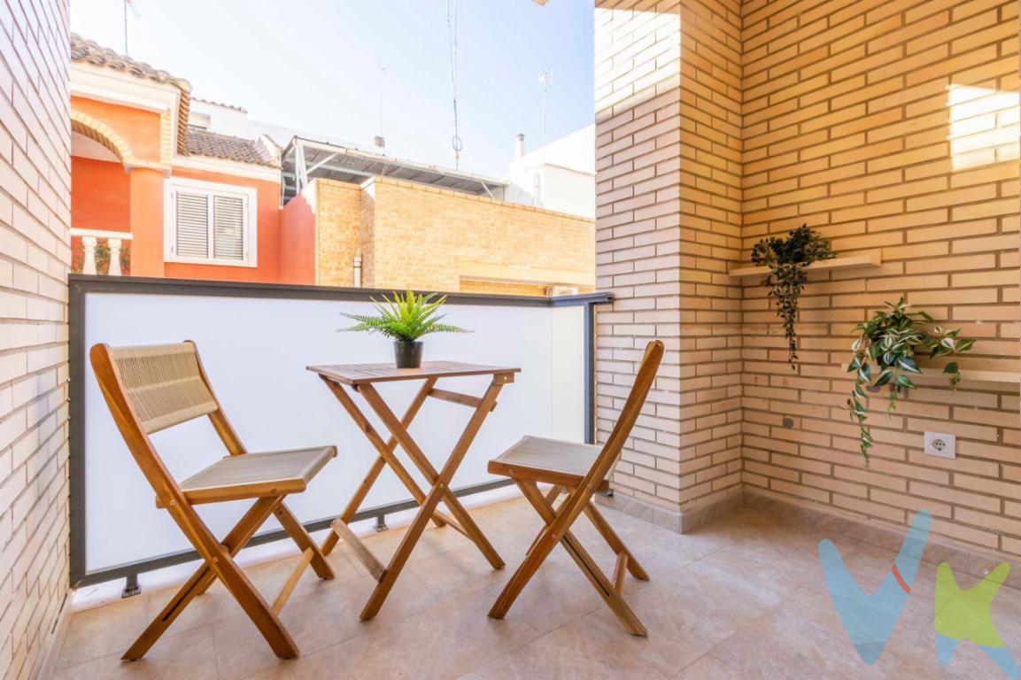  En venta un espléndido piso situado en la codiciada zona de Playa Puerto de Sagunto. Esta propiedad ofrece la posibilidad de vivir en un ambiente tranquilo y cercano al mar, perfecto para quienes buscan calidad de vida. Se trata de una oportunidad única para adquirir un hogar con vistas al mar y al alcance de todos los servicios necesarios.Este luminoso piso se ubica en la primera planta de un edificio moderno, construido en el año 2008. Con 68 metros cuadrados útiles y un total de 75 metros construidos, el espacio está diseñado para aprovechar cada metro de manera eficiente, manteniendo un ambiente cálido y acogedor.El inmueble consta de dos amplias habitaciones que ofrecen el espacio ideal para descansar y desconectar después de un largo día. Cada habitación está orientada para maximizar la luz natural, permitiendo un ambiente claro y fresco durante todo el día. Este piso está preparado para convertirse en su hogar perfecto.La cocina, equipada y funcional, se integra con el salón-comedor formando un área común abierta y espaciosa. Desde el salón se accede a un balcón con preciosas vistas al mar, el lugar ideal para disfrutar de un desayuno tranquilo o una cena al atardecer. La disposición de estos espacios garantiza el confort y la comodidad.El cuarto de baño, moderno y con un diseño elegante, está dotado de todas las comodidades necesarias para el día a día. Además, cuenta con calidades que aseguran durabilidad y estilo, creando un ambiente agradable y acogedor.En cuanto a su ubicación, este inmueble se sitúa estratégicamente con acceso rápido y cómodo a transporte público, resultando muy práctico tanto para quienes prefieren viajar en tren como en autobús. A pocos minutos se encuentra la estación de tren, facilitando desplazamientos rápidos hacia otras ciudades cercanas. Asimismo, diversas líneas de autobús conectan este barrio con otros puntos de interés de la ciudad y alrededores.La proximidad del mar hace de este lugar un paraíso para los amantes de la playa y las actividades al aire libre. Practicar deportes acuáticos, disfrutar de un agradable paseo por la arena o simplemente relajarse con el sonido de las olas son algunas de las actividades que este entorno privilegiado ofrece a sus residentes.Este piso es la combinación perfecta de lujo asequible y ubicación excepcional. Ideal tanto para parejas, pequeñas familias o inversores que busquen una propiedad revalorizable. La calidad de vida que se puede disfrutar aquí no tiene comparación, por lo que esta oportunidad no debe dejarse pasar.No dude en concertar una visita para conocer cada rincón de esta magnífica propiedad. Al entrar, sentirá sin duda que ha encontrado el hogar con el que siempre soñó. Dispone de todas las características que cualquiera podría desear, por lo que le invitamos a comprobarlo personalmente y dejarse seducir por su encanto. Estamos seguros de que este piso le hará sentir en casa desde el primer instante.El precio indicado no incluye gastos ni otros conceptos. A tal efecto, se informa que al referido precio habrá que añadirle los gastos propios de la transmisión inmobiliaria, entre los que cabe enumerar los siguientes: honorarios notariales, impuesto al que se encuentre sujeta la transmisión (Impuesto sobre el Valor Añadido o Impuesto sobre Transmisiones Patrimoniales y Actos Jurídicos Documentados, según el caso), gastos de inscripción en el Registro de la Propiedad y honorarios de intermediación de la agencia inmobiliaria.. . Por mandato expreso del propietario, comercializamos este inmueble en exclusiva, por lo que garantizamos un servicio de calidad, un trato fácil, sencillo y sin interferencias de terceros. Por este motivo, se ruega no molestar al propietario, a los ocupantes de la propiedad, a los vecinos o conserjes del edificio o urbanización si los hubiera. Muchas gracias por su comprensión. Si Usted es agencia inmobiliaria y tiene un cliente para este inmueble, llámenos, estaremos encantados de colaborar en esta y otras operaciones  