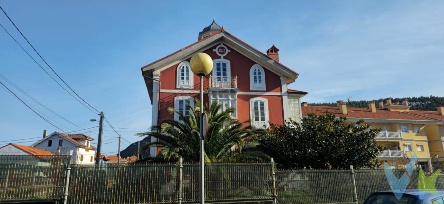 Venta de Palacete en Entorno Natural  Espacio, Luz y Vistas ÚnicasSe vende magnífico Palacete en la pintoresca localidad de San Juan De La Arena, que te sorprenderá por su tamaño y comodidades a escasos 300 metros de la playa quebrantos. A tan solo 20 minutos de Cudillero y 15 del Aeropuerto de Asturias.Si buscas una vivienda con carácter, amplios espacios y un entorno natural privilegiado, este palacete de tres plantas es una oportunidad única,  para quienes buscan espacio y confort en un entorno tranquilo y encantador.  Sus amplios espacios y sus detalles originales te transportarán a otra era, mientras disfrutas de todas las comodidades modernas. Así, podrás disfrutar de la tranquilidad de San Juan De La Arena sin renunciar a la comodidad de tener todo a tu alcance.Los techos altos y las grandes ventanas inundan el espacio de luz natural, creando un ambiente cálido y acogedor en todo el hogar. El salón principal es el lugar perfecto para relajarte o reunirte con amigos y familiares, con espacio más que suficiente para todos. La cocina, totalmente equipada y con un estilo clásico, es el corazón de la casa. Las habitaciones son espaciosas y luminosas con grandes ventanales que ofrecen vistas al entorno natural que rodea la casa.  Con 411 m² construidos (325,75 m² útiles) y un porche de 10,55 m², ofrece múltiples posibilidades para adaptarlo a tu gusto.Distribución y Características:6 habitaciones, espaciosas y luminosas.2 salones, perfectos para reuniones o momentos de descanso.2 cocinas, ideales para facilitar el día a día o adaptar el uso del espacio.1 aseo y 2 baños, funcionales y bien distribuidos.Rincones con encanto en toda la casa, con detalles que aportan calidez y personalidad.Ventanales y balcones que ofrecen luz natural y vistas al entorno.Torre con vistas panorámicas, un rincón especial desde donde contemplar los alrededores. Ubicación y Potencial:✔ Situado en un entorno tranquilo, rodeado de naturaleza. ✔ Se puede entrar a vivir, aunque admite mejoras para actualizar su imagen. ✔ Espacio amplio y versátil, ideal para uso residencial o proyectos como casa rural. Pero lo mejor de esta casa en venta en San Juan De La Arena es su increíble jardín, un oasis de paz y tranquilidad en plena ciudad. Con zonas ajardinadas, terrazas y espacios para disfrutar al aire libre, tendrás tu propio paraíso privado donde relajarte y desconectar del estrés diario.Si buscas una propiedad con historia y posibilidades, contáctanos para más información o concertar una visita.No dejes pasar esta oportunidad única de adquirir una casa con historia y encanto en una ubicación privilegiada. Ven a visitarla y descubre por ti mismo todo lo que este inmueble tiene para ofrecerte. ¡Te esperamos con los brazos abiertos para mostrarte tu próximo hogar! El precio no incluye gastos de registro, notaría e impuesto de transmisiones.