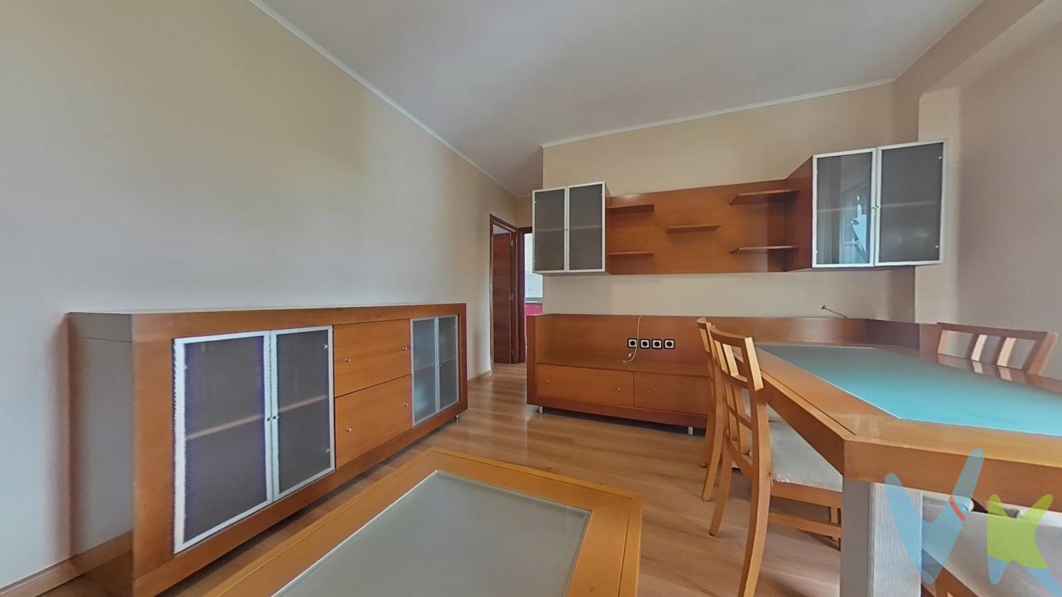 Si buscas un hogar acogedor y cálido, este es el tuyo para comenzar una nueva etapaSi buscas un hogar cálido y acogedor, este piso en Godella es perfecto para ti. Un lugar con vistas despejadas, lleno de luz natural y con una atmósfera tranquila que invita a disfrutar de cada momento.La vivienda combina comodidad y funcionalidad. Cuenta con tres habitaciones bien distribuidas, un salón amplio y muy luminoso con salida a un balcón ideal para relajarte o disfrutar del aire libre, una cocina completamente reformada con un diseño moderno y un baño renovado con materiales de calidad y gusto actual.El suelo de parquet aporta calidez a todo el conjunto, mientras que las puertas nuevas y los acabados cuidados reflejan el mimo con el que se ha mantenido el piso. Cada detalle está pensado para crear un ambiente confortable, donde sentirte en casa desde el primer día.Su excelente ubicación, en una zona muy tranquila y demandada de Godella, te permitirá disfrutar de la paz sin renunciar a la comodidad: está cerca de supermercados, colegios, zonas verdes, transporte público y todo tipo de servicios, además de tener buen acceso a Valencia.Es una vivienda ideal tanto para familias como para parejas que buscan comenzar una nueva etapa en un entorno agradable, moderno y con encanto. Un piso listo para entrar a vivir, donde solo necesitarás traer tus cosas y empezar a disfrutarlo. Ubicación: Godella  Habitaciones: 3  Baño reformado  Cocina reformada  Muy luminoso, con balcón y vistas despejadas  Listo para entrar a vivir Por mandato expreso del propietario, comercializamos este inmueble en exclusiva compartida, lo que garantiza el mejor trato y fiabilidad de la negociación, garantizamos un servicio de calidad. Si usted es agente inmobiliario y tiene un cliente para este inmueble, llámenos, estamos encantados de colaborar. La descripción del presente inmueble e imágenes tienen mero carácter informativo y en ningún caso carácter contractual, pudiendo ser modificados por la inmobiliaria sin que ello implique responsabilidad alguna frente a terceros. Agencia Registrada con el Nº 90 en el Registro Obligatorio de Agentes Inmobiliarios de la Comunitat Valenciana. Puede consultar en la web de la GVA. En el precio no están incluidos los gastos, honorarios ni impuestos.