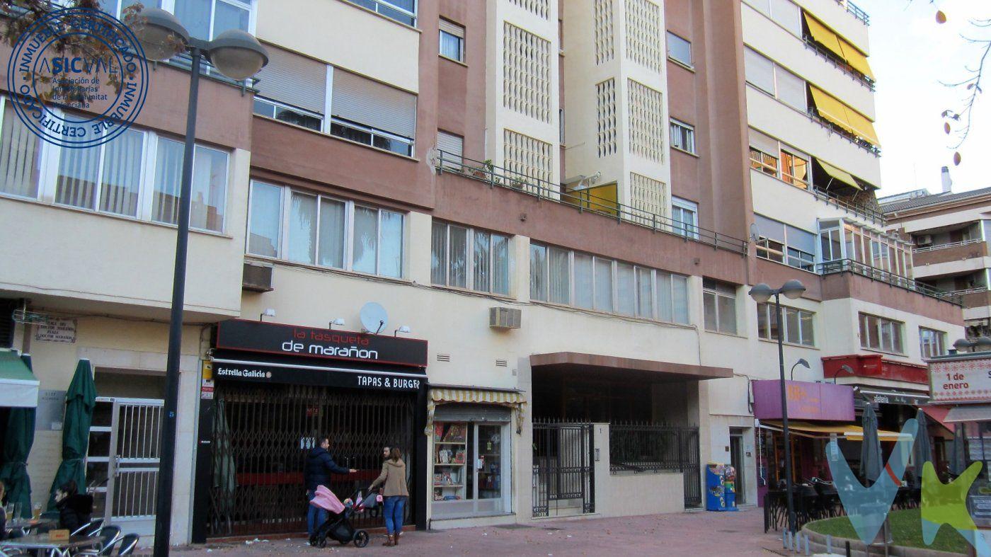 Local en entreplanta de edificio con nueve plantas y una antigüedad que data de 1.975.  Orientación Suroeste y separado 57 metros del edificio más próximo, que unido a la amplitud de huecos de fachada garantiza una especial luminosidad de las estancias.  Distribuido interiormente en tres oficinas con 43, 44 y 38 metros útiles respectivamente y conectados a través de pasillo común, al que se accede desde zaguán privativo y escalera. Comparten además dos aseos independientes.  Buen estado de conservación y uso polivalente por su configuración y superficie.  Situado frente a plaza pública, rodeado de todo tipo de servicios y transporte público, a escasos 600 metros del centro urbano.