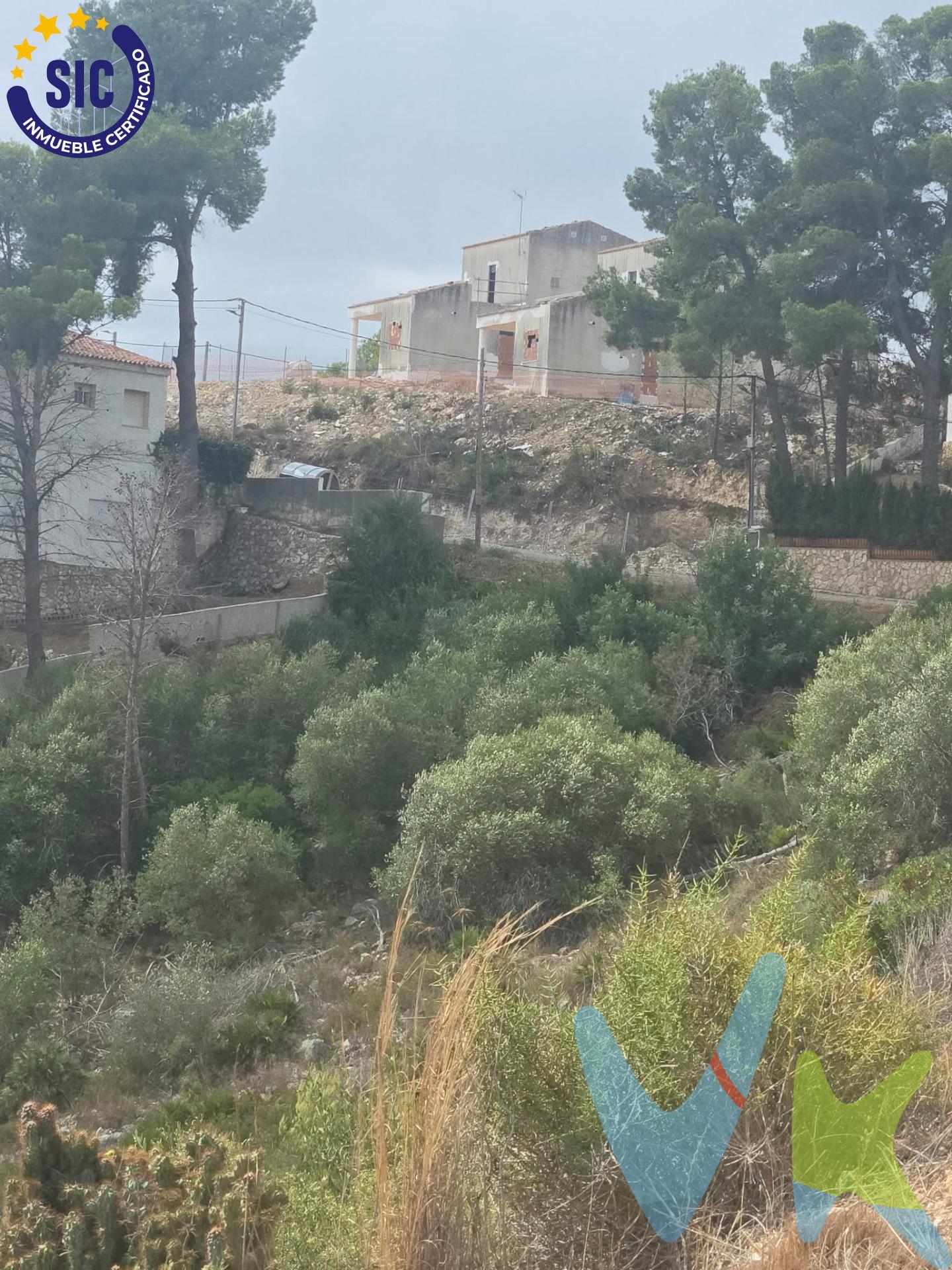Presentamos una excelente oportunidad inmobiliaria constituida por una parcela de 3.570 m2, en Cumbres de Calicanto. Se emplaza en una suave ladera orientada hacia el entorno natural de la Sierra Perenchisa, lo que garantiza vistas panorámicas despejadas y abiertas sobre el valle y la masa forestal, libres de contaminación visual o construcciones inmediatas que obstaculicen el horizonte. El suelo cuenta con naturaleza urbana registrada, lo que brinda un marco óptimo para la formulación de un proyecto residencial unifamiliar de alta gama (parámetros de edificabilidad, ocupación y alturas concretas sujetos a verificación de cédula urbanística municipal). VENTAJAS COMPETITIVAS Y PUNTOS CLAVE. Dimensión y privacidad: Sus más de 3.500 m2 permiten el desarrollo de un proyecto arquitectónico representativo (vivienda unifamiliar aislada de gran formato, zonas ajardinadas, piscina, áreas deportivas o espacios de ocio integrados en la naturaleza). Entorno residencial consolidado: se sitúa en un microclima residencial tranquilo, de baja densidad y caracterizado por chalets y villas independientes de uso residencial permanente o de segunda residencia de nivel medio-alto. Infraestructuras y accesos: La parcela dispone de fachada directa a vía pública totalmente asfaltada y acceso a las redes de suministros propias del suelo urbano consolidado de la zona. La urbanización Cumbres de Calicanto (Zona San Miguel / Sierra Perenchisa) destaca por ser uno de los enclaves residenciales consolidados más demandados de Valencia: Rápido acceso a las principales autovias permitiendo conectar con el centro de Valencia en 25 minutos y con el Aeropuerto Internacional de Valencia en unos 15 minutos. se encuentran centros educativos de reconocido prestigio (Colegio Internacional de Levante), el campo de golf El Bosque, centros médicos, supermercados, hostelería y líneas de autobús interurbano. Nota: La información descriptiva expuesta se basa en los datos registrales de la propiedad. Se recomienda a los interesados realizar las comprobaciones oportunas ante el Ayuntamiento de Torrent para concretar las determinaciones urbanísticas aplicables al proyecto pretendido. VENTA:. PVP 170.000€. Gastos e impuestos no incluidos en el precio. La compra conlleva impuestos y gastos de formalización para el comprador. A título orientativo se informa que en segundas transmisiones el ITP con carácter general en Valencia es del 9%, pudiendo existir otros tipos impositivos atendiendo a las circunstancias personales del comprador u otras circunstancias previstas legalmente. Base imponible del impuesto el mayor valor entre el precio de compraventa, la tasación o el valor de referencia catastral. En cuanto a los gastos de notaría y registro, en su caso, suelen oscilar aprox. entre 1,5% y 2,5% (aranceles variables según precio, n.º de copias y complejidad). El comprador elige notario. Si el comprador precisase de hipoteca: tasación, condiciones y costes bancarios serán según entidad elegida por el comprador, así como los gastos de gestoría, y cualesquiera otros gastos inherentes a la formalización de la compraventa que legalmente correspondan a la parte compradora, salvo pacto expreso en contrario con el vendedor. El consumidor tiene, conforme a la normativa vigente, a su disposición información y documentación adicional relativa al inmueble y condiciones de la compraventa, que podrá ser consultada en C/Joaquín Costa 4, bajo 46005 Valencia o urbe2@remax.es. Honorarios de mediación inmobiliaria a cargo del COMPRADOR: (3% del precio final de venta más IVA (21%), salvo otro pacto.); y de VENDEDOR (según acuerdo con el mismo). Se informa al consumidor que la agencia actúa como intermediaria inmobiliaria en la operación, estando cualquier eventualcompraventa y sus condiciones sujeta a la aceptación expresa del propietario-vendedor y a la posterior formalización del correspondiente contrato.