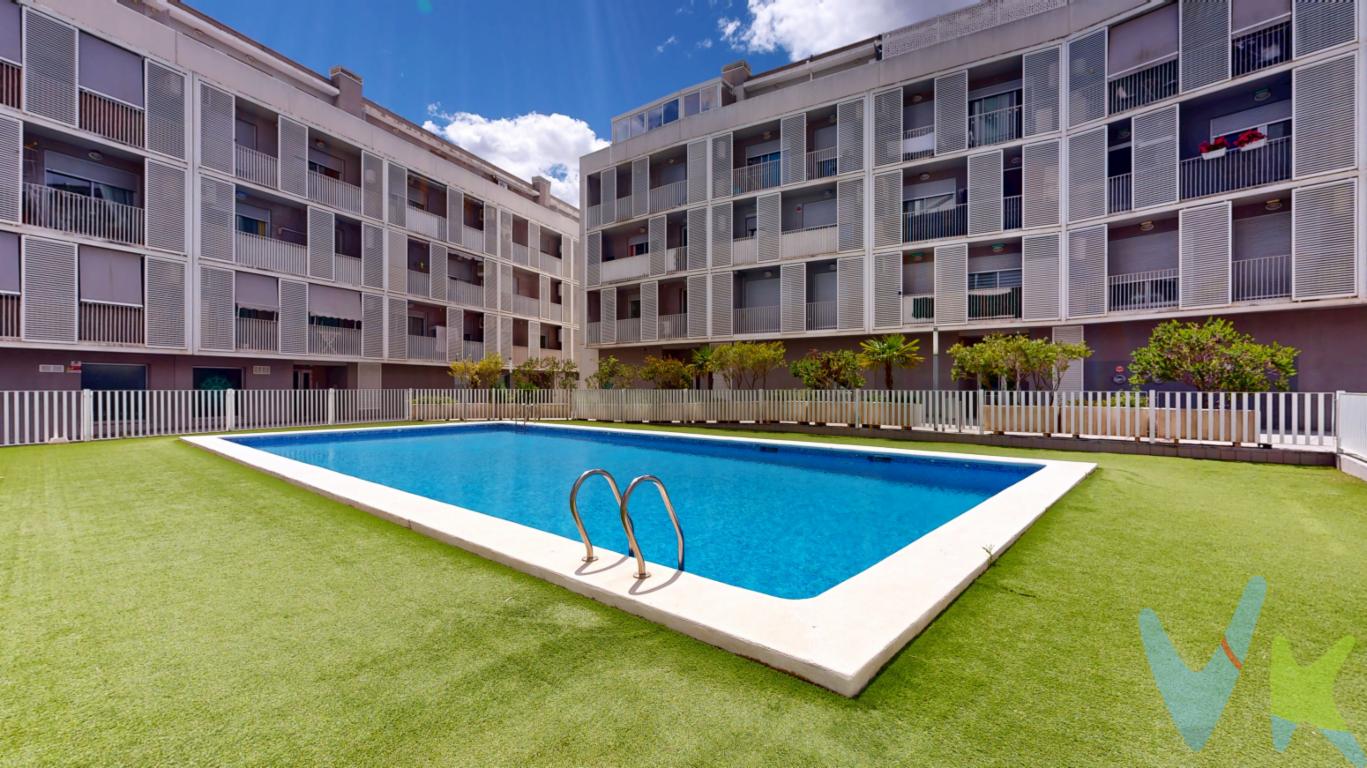 Imagina llegar a casa, cerrar la puerta, y sentir cómo el estrés se queda fuera.Ese es el verdadero lujo que te ofrece este piso en la codiciada zona de Parc Central, en Torrent. Un refugio diseñado para elevar tu calidad de vida, con espacios pensados para que respires y desconectes desde el primer minuto.Con 63,32 metros cuadrados construidos de los cuales 53,27 metros cuadrados son útiles y una distribución inteligente, aquí todo fluye de forma natural.El gran protagonista es un maravilloso balcón que abraza la vivienda. Conecta directamente el salón, la cocina y la habitación principal. Imagina la libertad de abrir las puertas, dejar entrar la luz y salir a tomar el aire fresco desde casi cualquier punto de la casa.La zona de día te invita a disfrutar y compartir: Encontrarás una cocina moderna y súper práctica, que esconde un gran armario empotrado (perfecto como zona de desahogo para mantener siempre el orden). Esta se funde a la perfección con un salón-comedor cálido, ideal para tus reuniones o tus momentos de relax.Pero la verdadera calma te espera en la zona de noche.La habitación es el espacio perfecto para desconectar por completo, y el baño guarda un secreto que te enamorará: un fantástico jacuzzi diseñado para sumergirte, cerrar los ojos y olvidarte del mundo.Por si fuera poco, la magia de este hogar continúa de puertas para afuera. El edificio (construido en el año 2009) es moderno y ecológicamente comprometido, y te ofrece:Todo esto en un entorno vibrante y sereno como Parc Central. Tienes zonas verdes, parques infantiles, supermercados y todos los servicios a un paso. Y si necesitas ir a Valencia, su excelente conexión de metro y autobús te lo pone facilísimo.Más que una propiedad, es la vida que te mereces disfrutar.¿Vienes a sentirlo en persona? Estaremos encantados de acompañarte a descubrir el que podría ser tu próximo hogar ;)Comodidad total: amplia plaza de garaje, ascensor directo y trastero para que nunca te falte espacio.Piscina comunitaria: tu oasis particular para los días de verano.No pierda la oportunidad de visitar este excepcional piso en Torrent y descubrir por sí mismo todo lo que tiene para ofrecer. Su próximo hogar le espera, lleno de luz, espacio, y un sinfín de posibilidades para adaptarse a sus necesidades. Contáctenos para agendar una visita y déjese seducir por las ventajas de vivir en una de las mejores zonas de la ciudad.OBSERVACIONES:* El precio anunciado NO INCLUYE los impuestos, ni los gastos de la compraventa. A tal efecto, se informa que al referido precio habrá que añadirle los gastos propios de la transmisión inmobiliaria que correspondan a la parte compradora entre los que cabe enumerar los siguientes:- ITP con carácter general en Valencia es del 9%, pudiendo corresponderle otro tipo impositivo atendiendo a sus circunstancias personales (por edad, renta o situación familiar primera vivienda habitual, etc ) previstas legalmente.*Base imponible del impuesto el mayor valor entre el precio de compraventa, la tasación o el valor de referencia catastral.- Gastos de notaría y registro, en su caso, suelen oscilar aprox; entre 1,5% y 2,5% (aranceles variables según valor de compraventa, n.º de copias, etc ).- Si tramita la inscripción una gestoría, deberá abonar sus honorarios más IVA ( en este caso suele oscilar entre los 250EUR y los 400EUR + IVA).- Honorarios de mediación inmobiliaria a cargo del comprador del 3% del precio final de venta más IVA (21%), salvo otro pacto.Se informa al consumidor que la agencia actúa como intermediaria inmobiliaria en la operación, estando cualquier eventual compraventa y sus condiciones sujeta a la aceptación expresa del propietario-vendedor y a la posterior formalización del correspondiente contrato.* En nuestra agencia contamos con el distintivo de Agencia Registrada en el Registro de Agentes Inmobiliarios de la Comunidad Valenciana con nº de registro 1719 y cumplimos con todos los requisitos que debe tener un profesional del sector inmobiliario.* Por mandato expreso del propietario, COMERCIALIZAMOS ESTE INMUEBLE EN EXCLUSIVA, lo que le garantiza el acceso a toda la información, a un servicio de calidad, un trato fácil, sencillo y sin interferencias de terceros. Por este motivo, se ruega NO MOLESTAR AL PROPIETARIO, a los ocupantes de la propiedad o a los vecinos. Si usted es agente inmobiliario y tiene un cliente para este inmueble, llámenos estaremos encantados de colaborar. Muchas gracias por su comprensión.* La oferta está sujeta a cambios de precio o retirada del mercado sin previo aviso. Este anuncio en su conjunto, incluyendo textos, fotos, imágenes o cualquier otro contenido de este, no es vinculante dado que la información es ofrecida por terceros y puede contener errores. Se muestra a título informativo y no contractual.* Esta propiedad se pone a la venta con toda la documentación comprobada y en regla, por lo que ofrecemos GARANTÍAS a los compradores.*¿Qué te ofrecemos en nuestra agencia? - Agilizamos y hacemos más cómodo el proceso. - ¡Nos ocupamos de todo! Cero preocupaciones. - Recibe apoyo legal y fiscal durante todo el proceso. - Experto inmobiliario 100% a tu lado. - Asistencia post venta ¡Seguimos a tu lado! Si deseas saber más, no dudes en ponerte en contacto con nosotros.