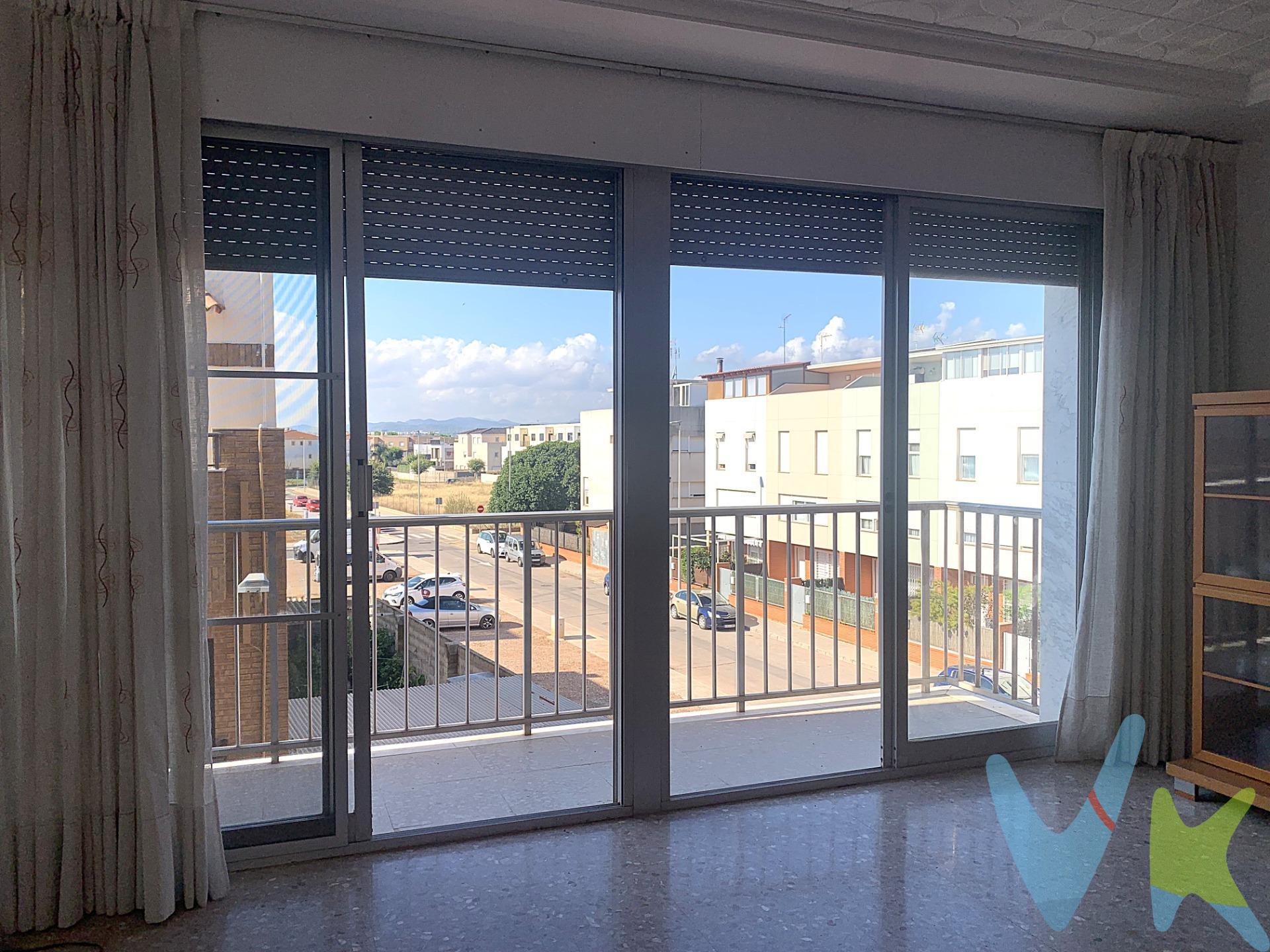 ¡Descubre esta excelente oportunidad en Nules! Este espacioso piso de 106 m² se ubica a apenas 5 km de la playa, ideal para disfrutar del estilo de vida costero sin renunciar a la comodidad del hogar. La vivienda ofrece 4 habitaciones dobles, pensadas para familias o para quien necesite un despacho o cuarto de invitados adicional. Cuenta con un baño completo y un aseo que podría reformarse para convertirse en otro baño, brindando la funcionalidad que buscas. Listo para entrar a vivir, dispone de una cocina amplia y equipada que facilita el día a día. Se distribuye mediante un recibidor de entrada y un distribuidor que separa la zona de dormitorios. La orientación norte-sur permite una buena luminosidad a lo largo del día, y el suelo de terrazo aporta durabilidad y estilo. Para tu comodidad, incluye aire acondicionado y bomba de frío/calor, además de calefacción y armarios empotrados que maximizan el espacio de almacenamiento. La galería y el balcón ofrecen opciones adicionales para disfrutar del clima y de las vistas despejadas. Situado en una zona tranquila de la población, con vistas abiertas y rodeado de zonas verdes, parques, áreas infantiles y árboles, este hogar mezcla serenidad y practicidad. Está bien comunicado con autobuses, tren, centros médicos, colegios, supermercados y otros servicios esenciales, en un entorno muy transitado y con amplias zonas de paso. No dudes en ponerte en contacto para visitar esta fantástica propiedad en Nules. ¡Una oportunidad que no deberías dejar escapar!. Los Impuestos, gastos de notaría, registro de la propiedad y honorarios de inmobiliaria no incluidos en el precio publicado.  . INMUEBLE CERTIFICADO DESDE ASICVAL (Asoc. Inmobiliarias Com. Valenciana) POR CASATUYA (Agente Certificador Homologado). La vivienda se encuentra en Nules población costera de 13.000 habitantes. Nules se encuentra muy bien comunicada y ubicada a poca distancia de las dos capitales de provincia, a 18 Km de Castellón de la Plana ya 55 Km. de Valencia. Con fácil accesibilidad a la vías: CV-10, la nacional 340, la autopista AP-7 y la CV-18. Además, se puede acceder por carreteras secundarias que unen la ciudad con las localidades vecinas. Ferrocarril: es un acceso cómodo tanto desde Valencia como desde Castellón, ya que la estación de RENFE se encuentra ubicada en el centro de la ciudad. Servicios de transporte: frente a la estación de ferrocarril, Nules dispone de servicios de taxi y de autobús urbano.