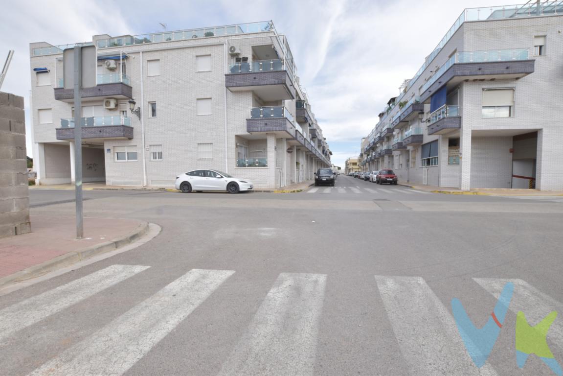 ¿Estás buscando un trastero con garaje en Rafelbunyol? Pide visita, coge el mando y haz una prueba. Tu coche se merece lo mejor. La zona de maniobra es muy cómoda y la plaza ancha para coches grandes. Además tener un trastero junto al garaje te permite mucha comodidad para guardar bicicletas, muebles o recuerdos que necesitas mantener en una promoción seminueva. En la venta se incluyen unas estanterías a medida. La plaza de garaje está situada en una zona nueva de Rafelbunyol, calle 9 de octubre, muy cerca de los servicios y a la vez del metro para que puedas moverte a pie y el coche a buen recaudo. Además de fácil acceso a la autovía y by-pass. Los dueños no aceptan alquiler. ¿Quieres más información? llámanos y hacemos realidad incluir en la compra de una vivienda tu plaza de garaje con trastero.   ¿Te gustaría enterarte en primicia de nuestros inmuebles en alquiler y venta? En VIVEKU.ES los publicamos con unos días de antelación.Contamos con 30 años de experiencia acreditada y nuestro objetivo es garantizarle un servicio de compra humano, ético, de calidad, fácil y seguro. Nuestro equipo lo integran agentes con la titulación AIR (Agente Inmobiliario Registrado) y Agentes Certificadores de la categoría Premium en certificación de inmuebles y debidamente registrados en el Registro de Agentes de Intermediación de la CV (RAICV 0743). Consulte en nuestras reseñas de Google lo que opinan los clientes que ya han trabajado con nosotros.El precio del inmueble no incluye los honorarios de la agencia que ascienden al 3% del precio final del inmueble más el 21% de IVA, ni los gastos de notaría y registro de la propiedad (que están sujetos a aranceles y varían dependiendo del precio de escrituración), ni los impuestos (que en la Comunidad Valenciana varían dependiendo del precio del inmueble y de las características personales del comprador). 