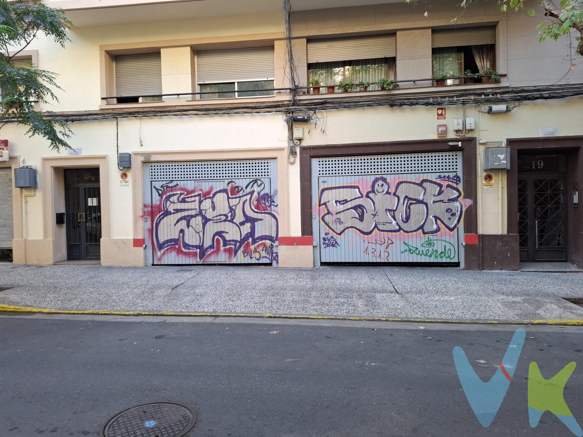 Se pone a la venta plaza de garaje situada en la calle Moncasi, a un paso de paseo Sagasta. 📐 Dimensiones: 4,80 m de largo × 2,32 m de ancho. 📍 Ubicación y accesos. Situada en una zona con buenas comunicaciones y fácil conexión con las principales vías de la ciudad. 🔑 Una opción práctica. Una plaza de garaje que permite disponer de un espacio propio para estacionar el vehículo, evitando vueltas innecesarias en la búsqueda de aparcamiento y con una ubicación estratégica para los desplazamientos diarios. **NOTA HISTÓRICA: nació en Zaragoza y fue abogado, profesor universitario y político español. ****Gastos e impuestos no incluidos. A título orientativo, en segundas transmisiones, el comprador abonará: Impuesto sobre Transmisiones Patrimoniales (ITP), tipo general en Aragón al 8% (*). Base de cálculo: mayor valor entre precio de compraventa o valor de referencia catastral. Gastos de Notaría y Registro: Aranceles variables según precio, número de copias y complejidad; cálculo según tarifas normativas. Si se precisa hipoteca: Tasación, condiciones y costes bancarios según entidad elegida por el comprador; así como gastos de gestoría y cualesquiera otros inherentes a la compraventa. No se incluyen otros gastos o tributos que puedan por Ley corresponder al comprador. Operación sujeta a doble mediación. Existen honorarios a cargo del comprador, salvo pacto en contrario, no incluidos en PVP. El consumidor conforme a la normativa vigente podrá solicitar información y documentación adicional relativa al inmueble, sus características, condiciones de la operación y del servicio de mediación en la oficina y/o a través de nuestro teléfono de contacto o mail. La agencia actúa exclusivamente como intermediaria en la compraventa, cuyas condiciones, en todo caso, estarán sujetas a la aceptación expresa del vendedor del inmueble y posterior formalización del contrato. La información suministrada se corresponde con la disponible a la fecha de publicación, pudiendo variar en función de las circunstancias o actualizaciones legales, contractuales y fiscales. Anuncio de carácter meramente informativo. Para una información exhaustiva sobre el funcionamiento, tipos impositivos y bonificaciones del ITP en Aragón, puede consultar el portal oficial de la Agencia Tributaria Autonómica. Tarifas notariales y registrales reguladas en el Anexo I del Real Decreto 1426/1989 y Anexo I del Real Decreto 1427/1989, respectivamente. Anuncio no vinculante, puede contener errores.