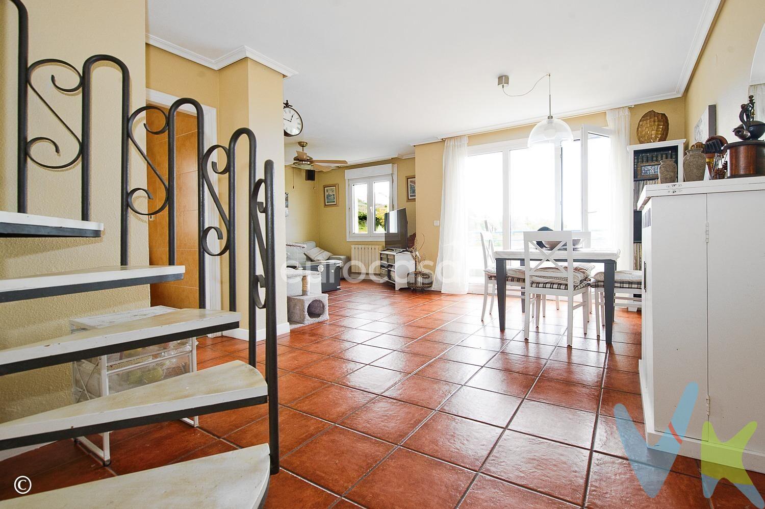 DÚPLEX CON VISTAS, TERRAZA Y 3 GARAJES. Imagina despertar cada mañana con la calma del mar y el verde de Cantabria al fondo. En Abra del Pas, en una de las zonas más agradables de Mogro, se encuentra este acogedor dúplex que combina comodidad, amplitud y unas vistas que invitan a relajarse cada día. En la planta baja encontrarás una cocina práctica y luminosa, un aseo y un amplio salón-comedor con salida directa a una terraza con unas fantásticas vistas abiertas a la ría y a las zonas verdes. Un rincón perfecto para disfrutar de un desayuno al sol, una cena al atardecer o simplemente para desconectar. A través de la escalera subirás a la primera planta donde encontrarás la zona de descanso, con dos dormitorios bien distribuidos y un baño moderno y funcional, pensado para ofrecer espacio y comodidad a diario. Y como extra muy práctico, justo encima dispones de un amplio trastero, actualmente acondicionado como tercer dormitorio. Además, se incluye tres plazas de garaje, dos de ellas cerradas, algo realmente poco común y muy valorado en la zona. Todo ello se ubica dentro de un entorno tranquilo, con fácil acceso a la autovía y a pocos minutos de la playa de Mogro, el Campo de Golf de Abra del Pas y las principales conexiones hacia Santander y Torrelavega. Si estás buscando una vivienda cerca del mar o quieres una segunda residencia para disfrutar de la playa, del paisaje, y de la calidad de vida, llámanos para visitarlo porque te encantará. 