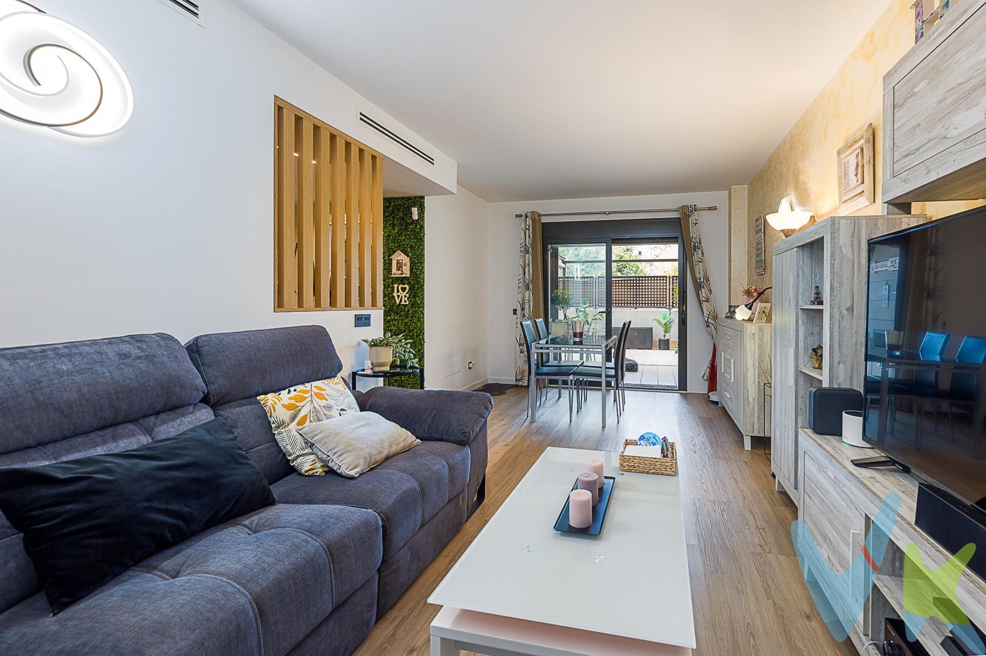 Ubicada en una zona residencial bien valorada por su entorno tranquilo y accesible, esta planta baja recientemente renovada ofrece una superficie construida de 115 m² y 88 m² útiles. La vivienda se distribuye en dos habitaciones dobles, dos baños completos, coladuría y una zona de día con acceso directo a una terraza privada de 30 m². Esta terraza, que incluye un porche de 8 m² y toldos motorizados, ha sido diseñada para disfrutar del espacio exterior durante todo el año. Además, la propiedad dispone de sistema de aire acondicionado por conductos. La propiedad se encuentra en una de las áreas más cuidadas dentro de Secar de la Real (Riskal), conocida por su planificación urbana, zonas verdes y ambiente familiar El complejo residencial cuenta con piscina comunitaria. Estas prestaciones complementan la funcionalidad del espacio interior y ofrecen un valor añadido al conjunto. En los alrededores se encuentran zonas verdes, espacios infantiles, hospitales, centros educativos de referencia y centros comerciales. La conexión con el resto de la ciudad es fluida tanto en vehículo privado como mediante transporte público. Aparcamiento y trastero opcional (23.000€) . Para más información o para concertar una visita, no dudes en ponerte en contacto con nosotros. **El ITP (Impuesto de Transmisiones Patrimoniales) será a cargo del comprador. *Este inmueble se comercializa mediante el sistema VentaPlus de ABSI (Agrupación Balear de Servicios Inmobiliarios) y Ia agencia comercializadora ha supervisado Ia documentación necesaria para Ia compraventa".