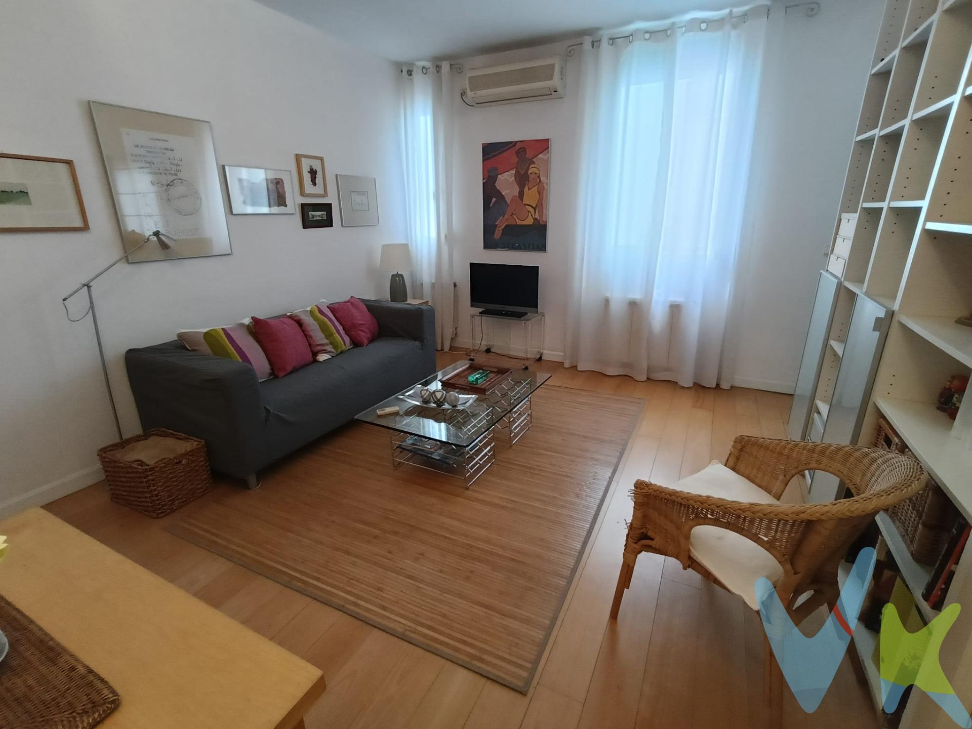 Presentamos un encantador apartamento situado en el corazón de Malasaña, uno de los barrios más vibrantes y bohemios de Madrid. Este inmueble destaca por su excelente ubicación en la calle Monteleón, a pocos pasos del metro y con acceso cercano a múltiples líneas de autobús que facilitan una conexión rápida al resto de la ciudad. Con una superficie construida de 47 m², este luminoso apartamento se encuentra ubicado en la segunda planta y ha sido mantenido en buen estado. Dispone de cocina independiente, salón,  dormitorio y cuarto de  baño. Disfruta del barrio mas de moda de Madrid !. .